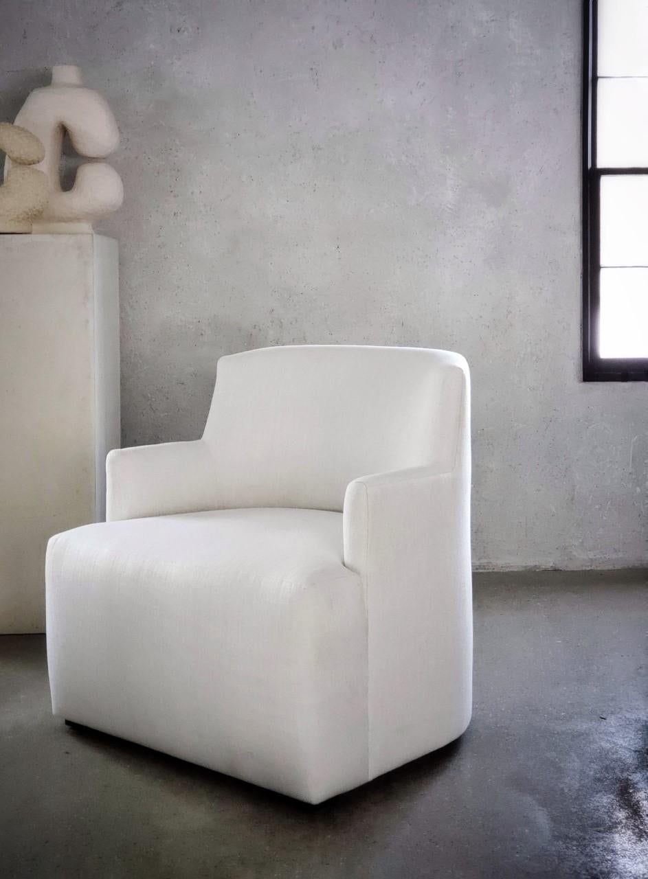 Le fauteuil club Hamptons Slipcover est disponible en plusieurs coloris de lin et a été conçu par Michael Del Piero, comme un fauteuil de salon de taille importante dans la collection d'ameublement décontractée Hamptons. Michael s'est inspirée pour