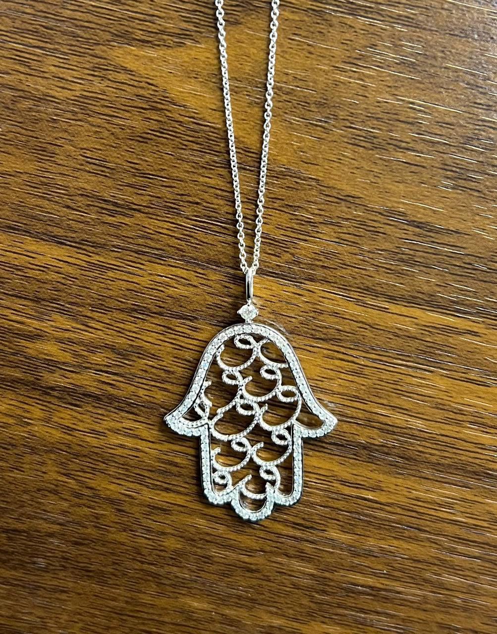 Donna Hamsa Mano di Fatima Motivo aureola con diamanti Collana amuleto in oro bianco 18 carati in vendita