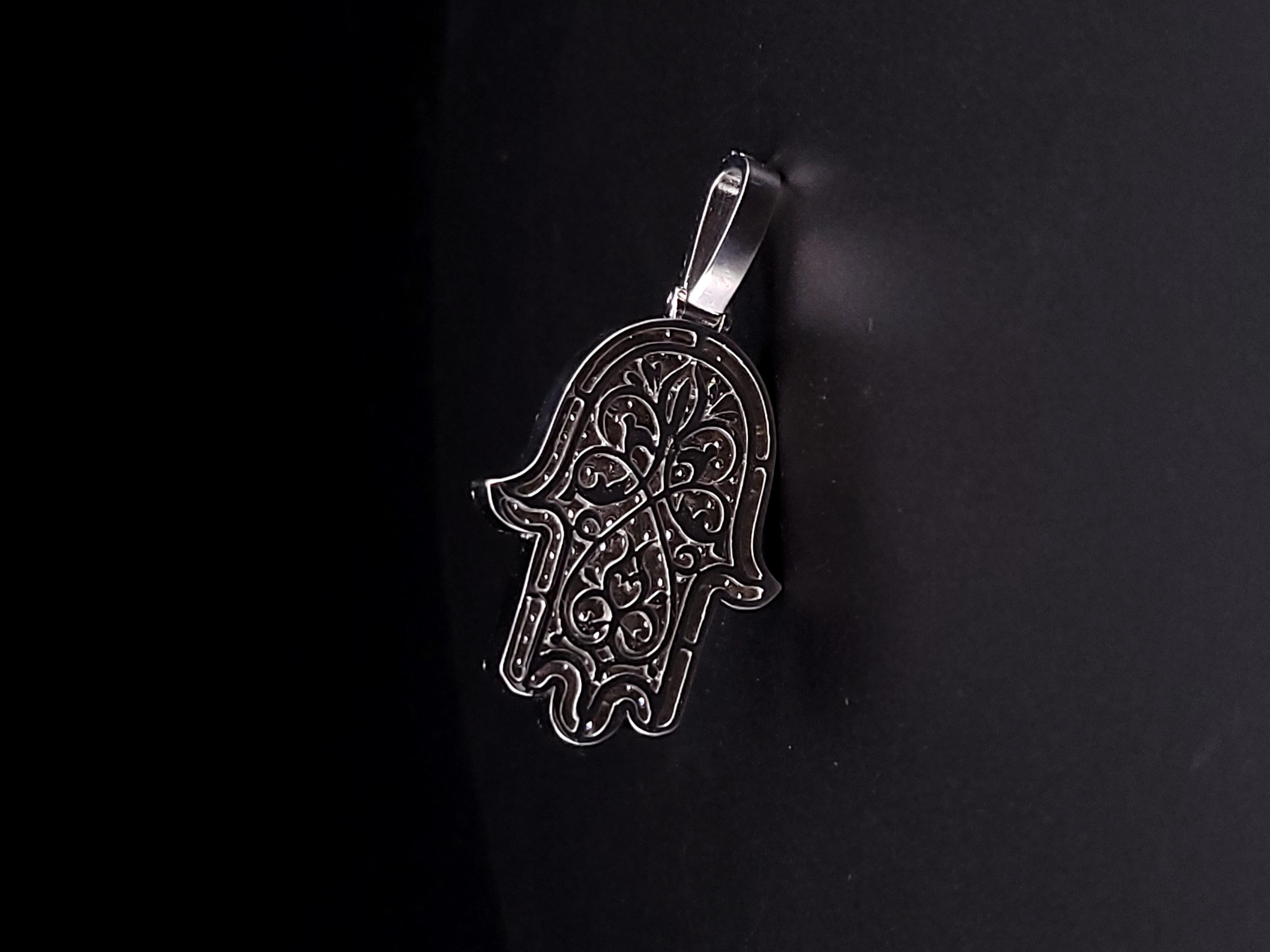 Hamsa hand pendant 14K White Gold 3.00 ct  diamonds In New Condition For Sale In New York, NY
