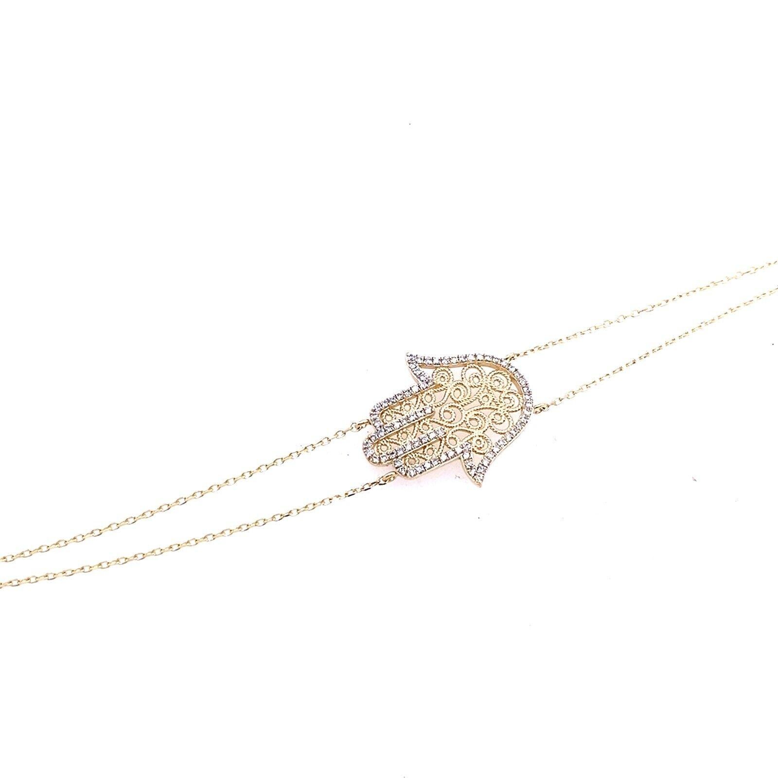 Dieses Hamza-Diamantarmband aus 14 Karat Gelbgold ist in der Länge verstellbar. Sie hat ein modisches und stilvolles Design und ist ideal für das tägliche Tragen.

Zusätzliche Informationen: 
Gesamtgewicht der Diamanten: 0,44ct
Farbe des Diamanten: