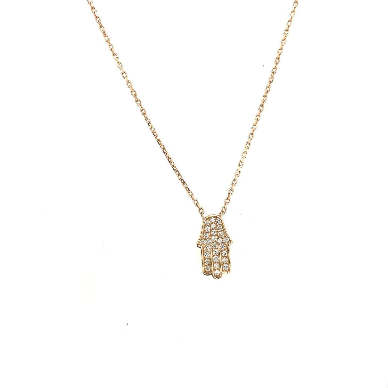 Collier Hamza en or rose 14ct serti de diamants sur une chaîne ajustable de 18ct

Cette élégante parure de collier hamza est ornée de diamants ronds de taille brillant de 0,14ct. Ce collier est le cadeau idéal  pour un anniversaire ou toute autre