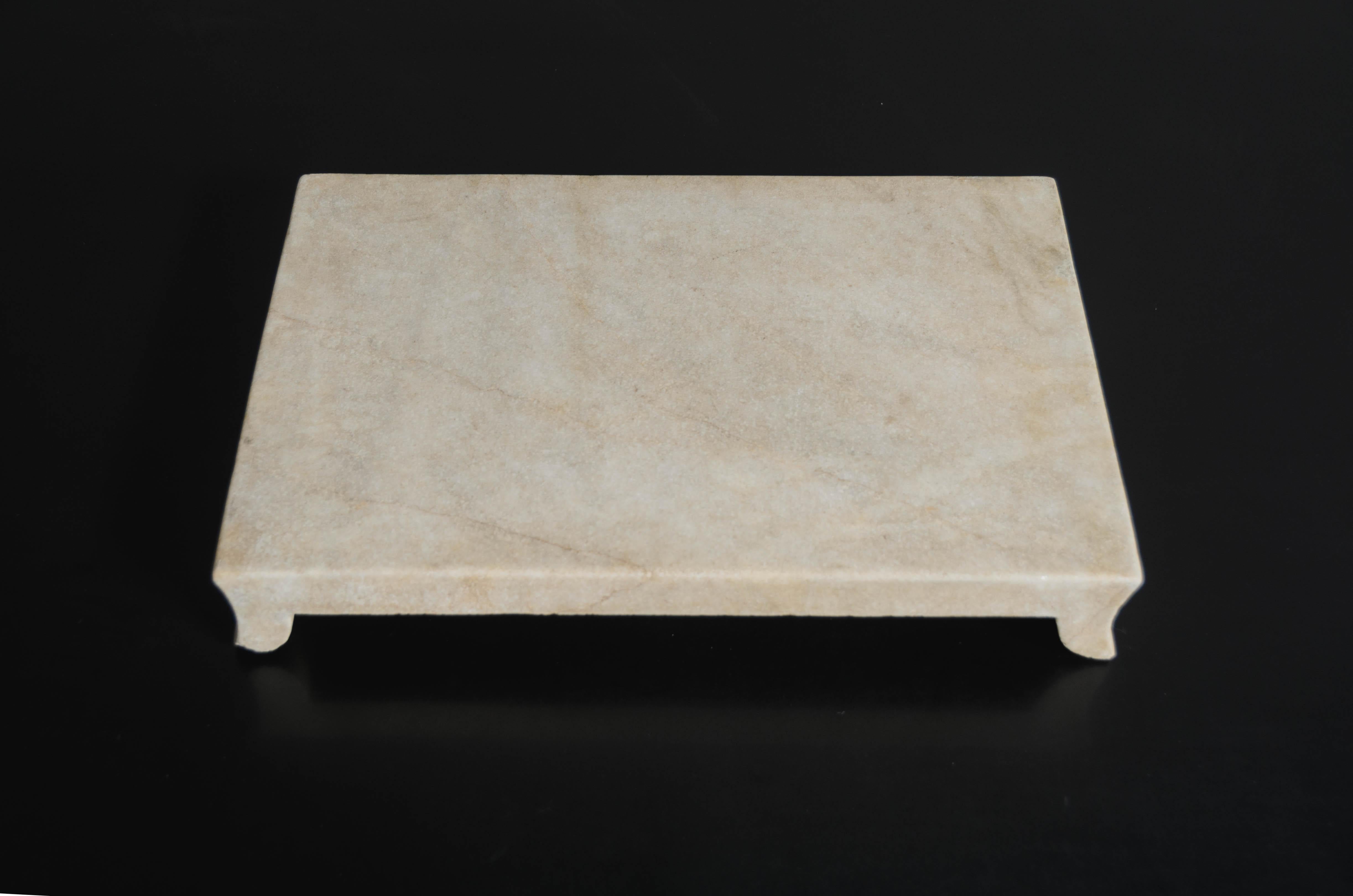 Erhöhtes Tablett aus Stein
Han Bai Yu Stein (Weißer Marmor)
Handgeschnitzt
Limitierte Auflage
Jeder einzelne Stein variiert in Einschlüssen und Farbe. Jedes Stück wird individuell angefertigt und ist einzigartig.
  