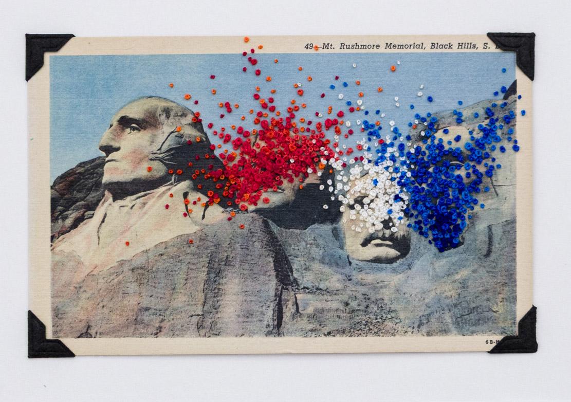 "Red, White and Blew (2025)" Französischer Knoten und Handstickerei auf Vintage Postkarte