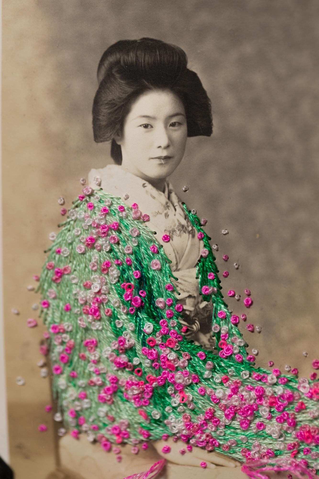 „Sakura“ Portait, figurativ, Stickerei auf Vintage-Fotografie  im Angebot 2