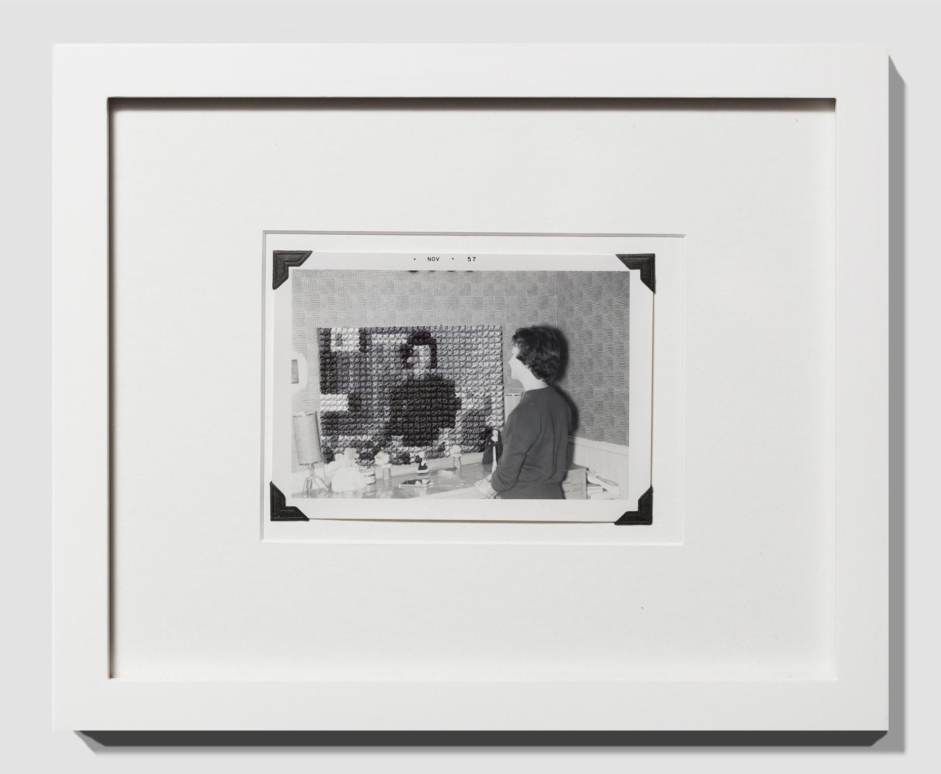 „Self-Reflection: In the Bedroom“, Figurative, Stickerei auf Vintage-Fotografie im Angebot 3