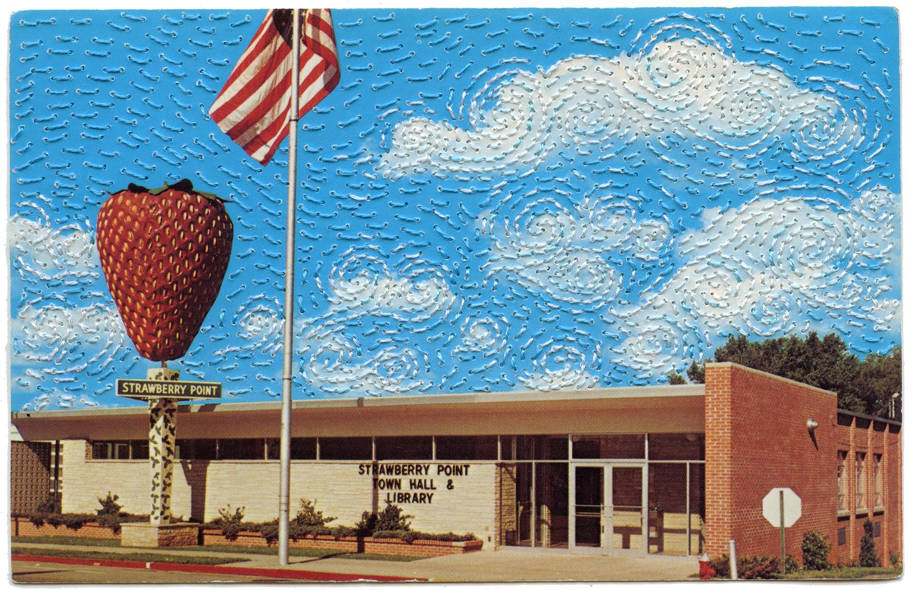 Cette pièce intitulée "Strawberry Point" est une œuvre originale de Han Cao, qui fait partie de sa collection la plus récente, Threads of Allegiance. Cette pièce est réalisée à partir d
une broderie à la main sur une carte postale vintage des années