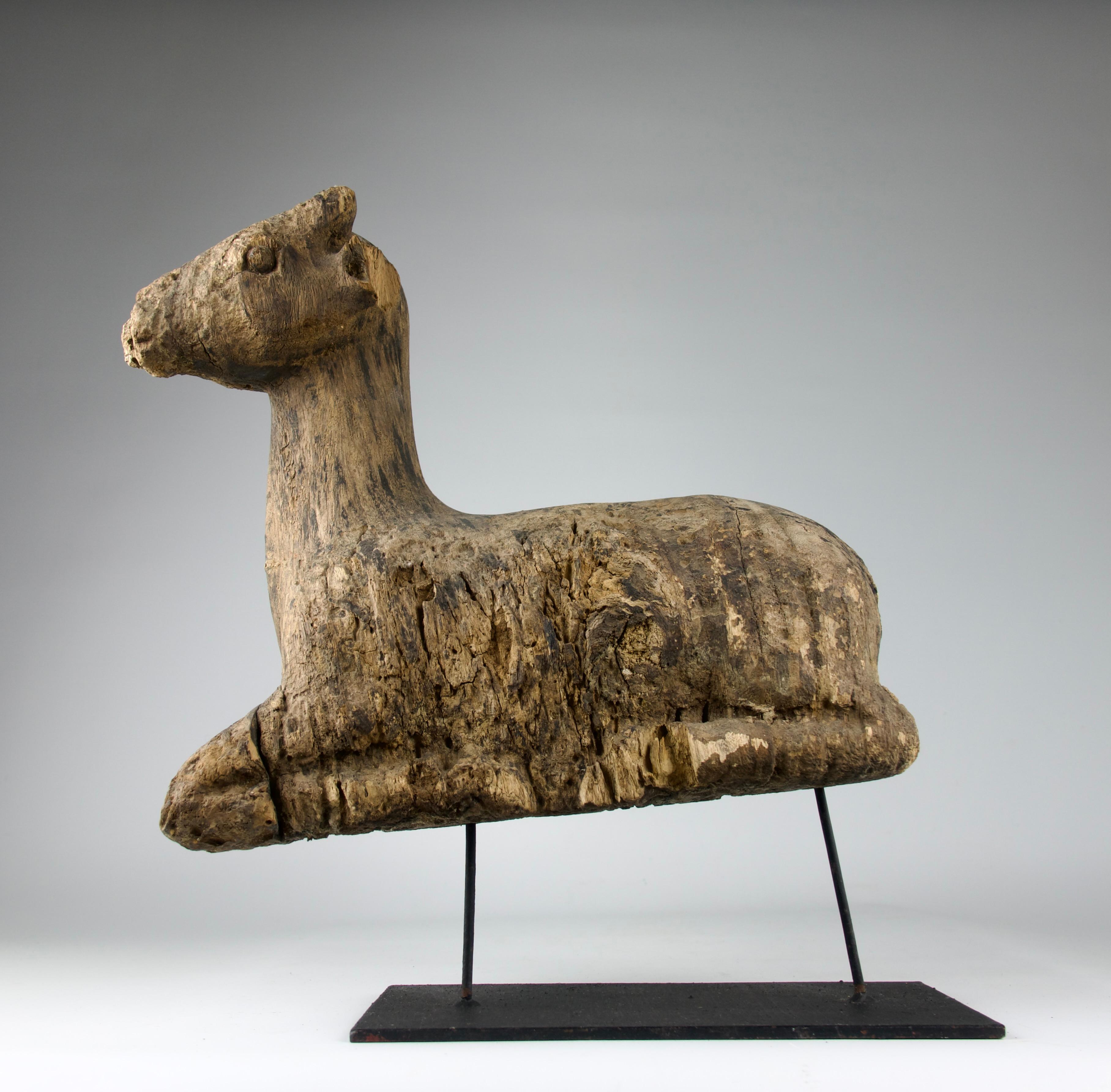 Han Dynasty, Laying Doe Wood Sculpture, China 100AD In Distressed Condition For Sale In PARIS, FR