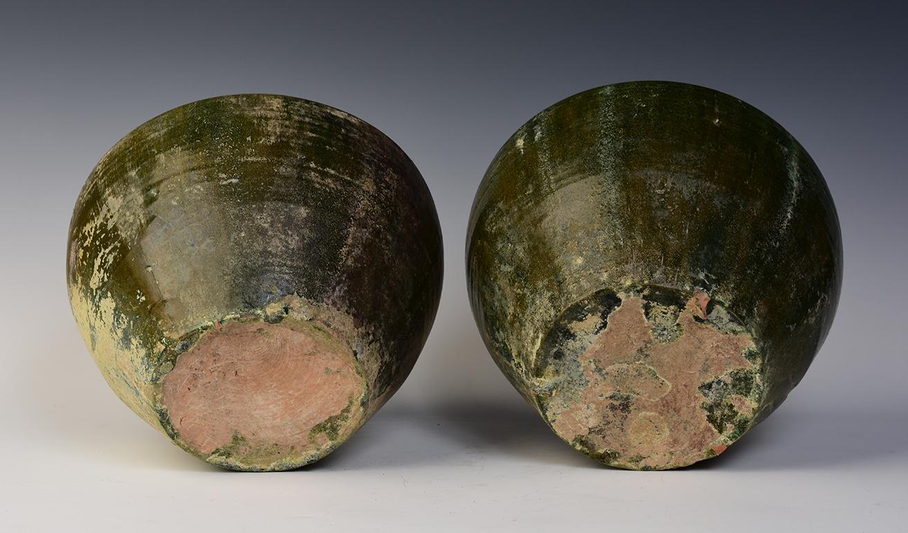 Dynastie Han, paire de jarres anciennes en poterie chinoise à glaçure verte en vente 4