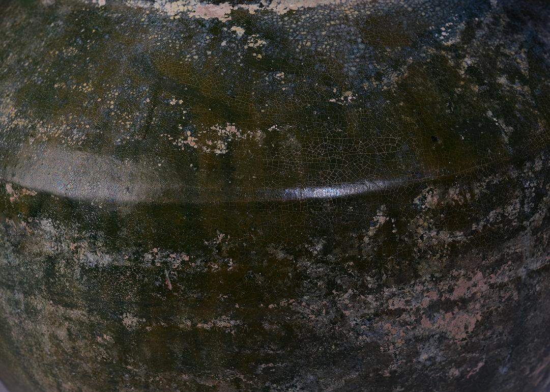 Dynastie Han, paire de jarres anciennes en poterie chinoise à glaçure verte Bon état - En vente à Sampantawong, TH