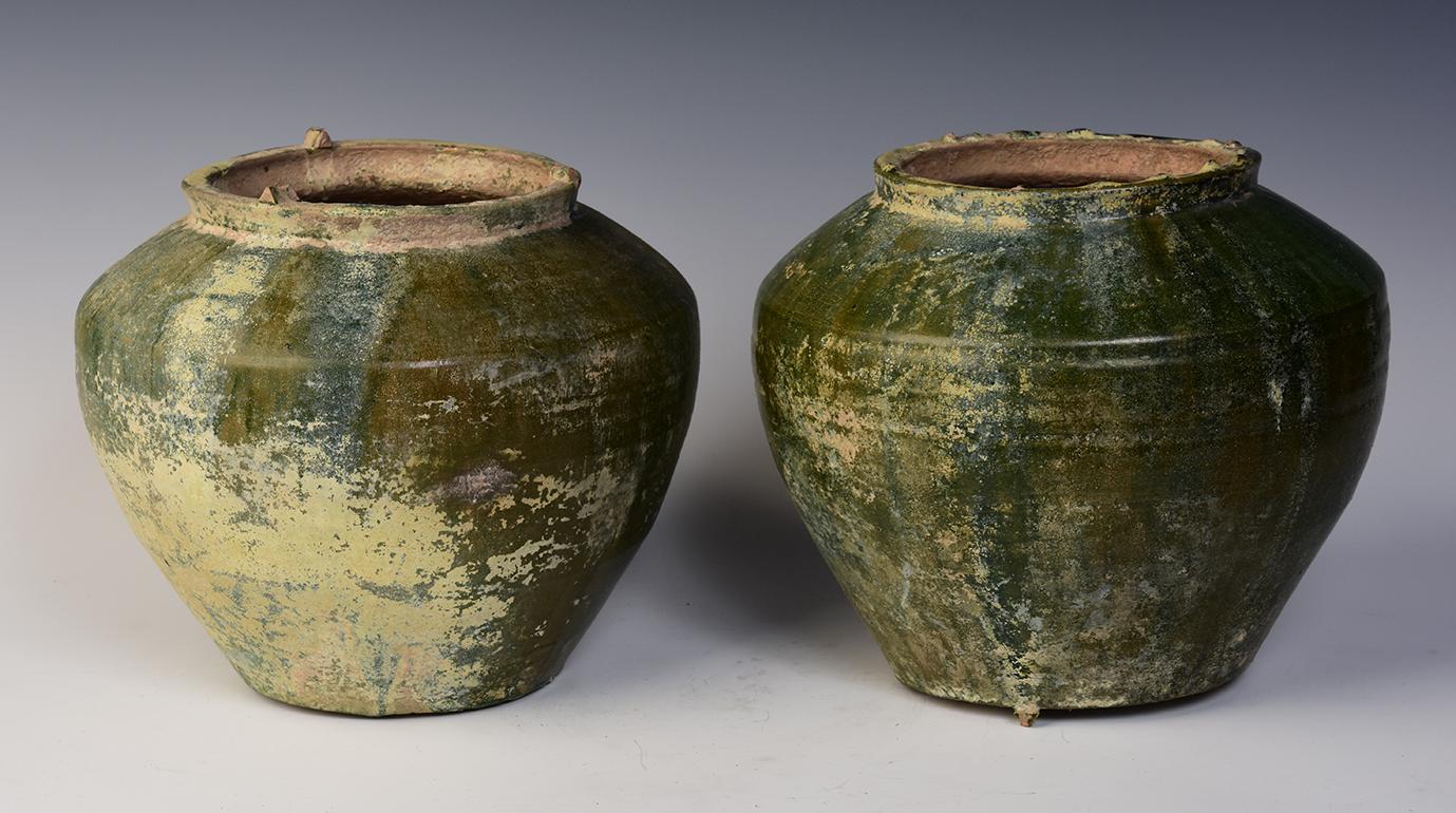 Han Dynasty, a Pair of Antique Chinese Green Glazed Pottery Jars In Good Condition For Sale In Sampantawong, TH
