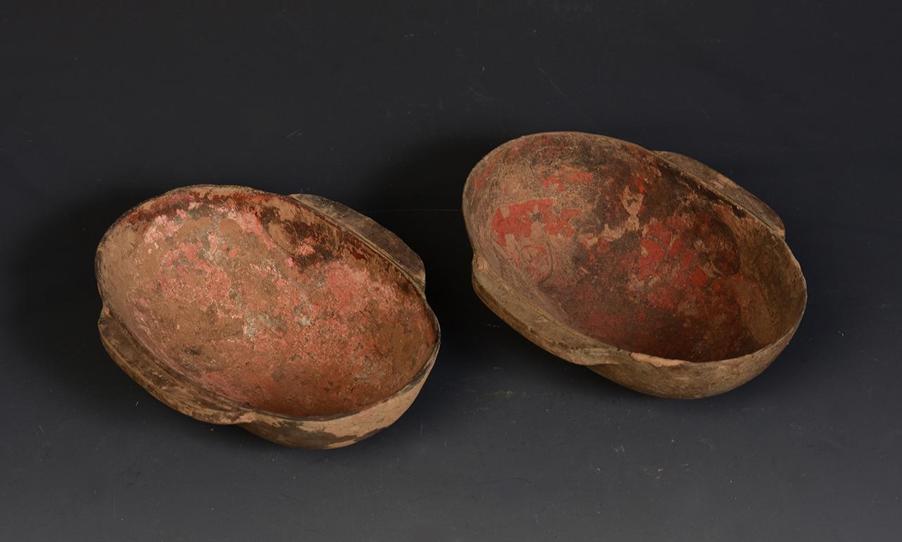 Han Dynasty, A Pair of Antique Chinese Painted Pottery Erbei Wine Cup / Wing Cup In Good Condition For Sale In Sampantawong, TH