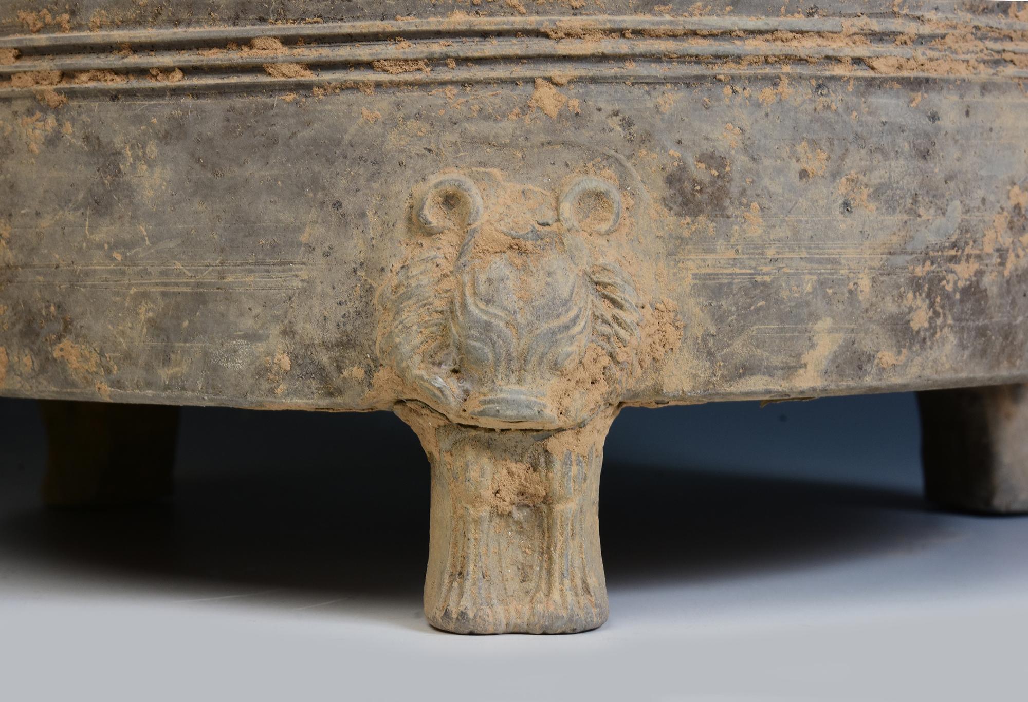 Dynastie Han, Paire de jarres de grenier en poterie chinoise ancienne en vente 3