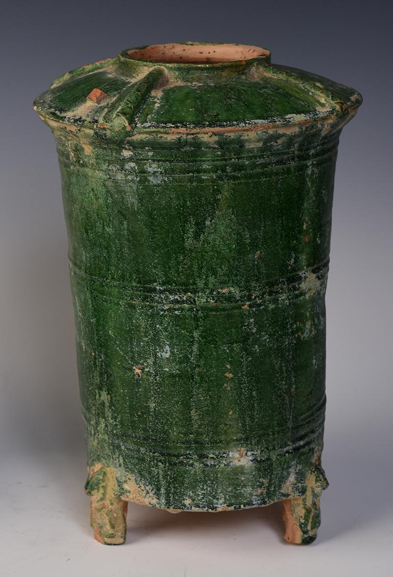 Han Dynasty, A Pair of Antique Chinese Green Glazed Pottery Granary Jars In Good Condition In Sampantawong, TH