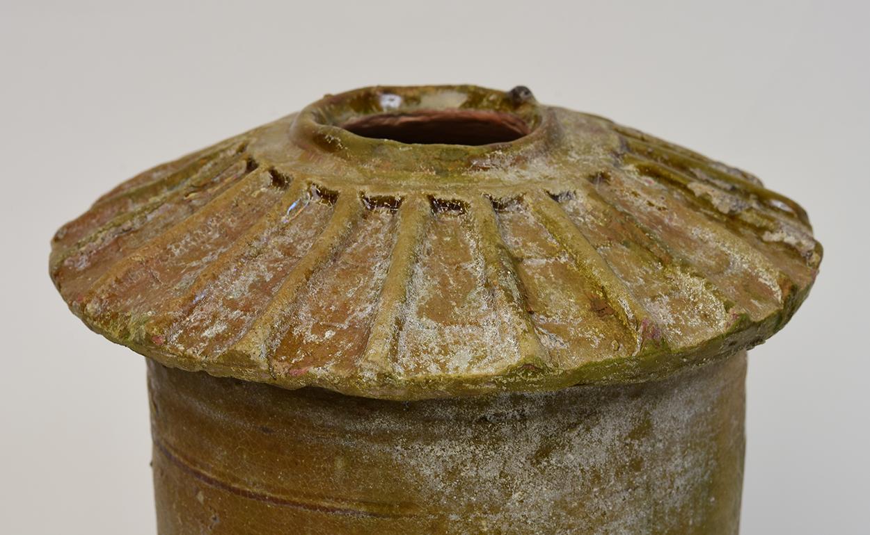 Antike chinesische Keramik braun glasiert Kornkrug, mit zylindrischer Form, mit Bändern von eingeschnittenen Linien verziert, und durch drei Beine in Form von Bären unterstützt.

Alter: China, Han-Dynastie, 206 v. Chr. - 220 N. CHR.
Größe: Höhe 24