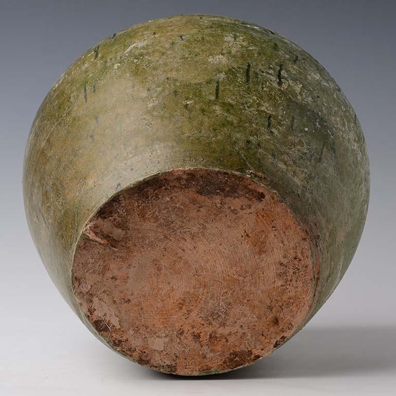 Han Dynasty, Antique Chinese Green Glazed Pottery Jar For Sale 4