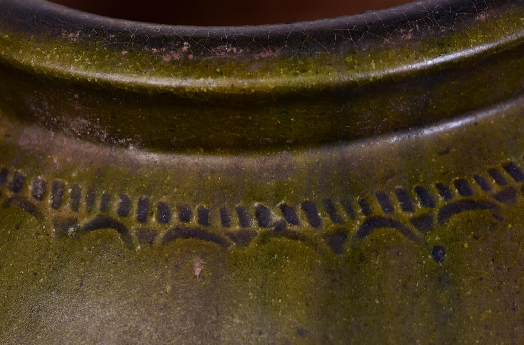 Antico vaso cinese in ceramica smaltata verde.

Lo smalto al piombo con rame è il principale colorante utilizzato nel periodo Han per produrre lo smalto verde. 
La ceramica verde divenne popolare durante il periodo degli Han orientali.

Età: Cina,