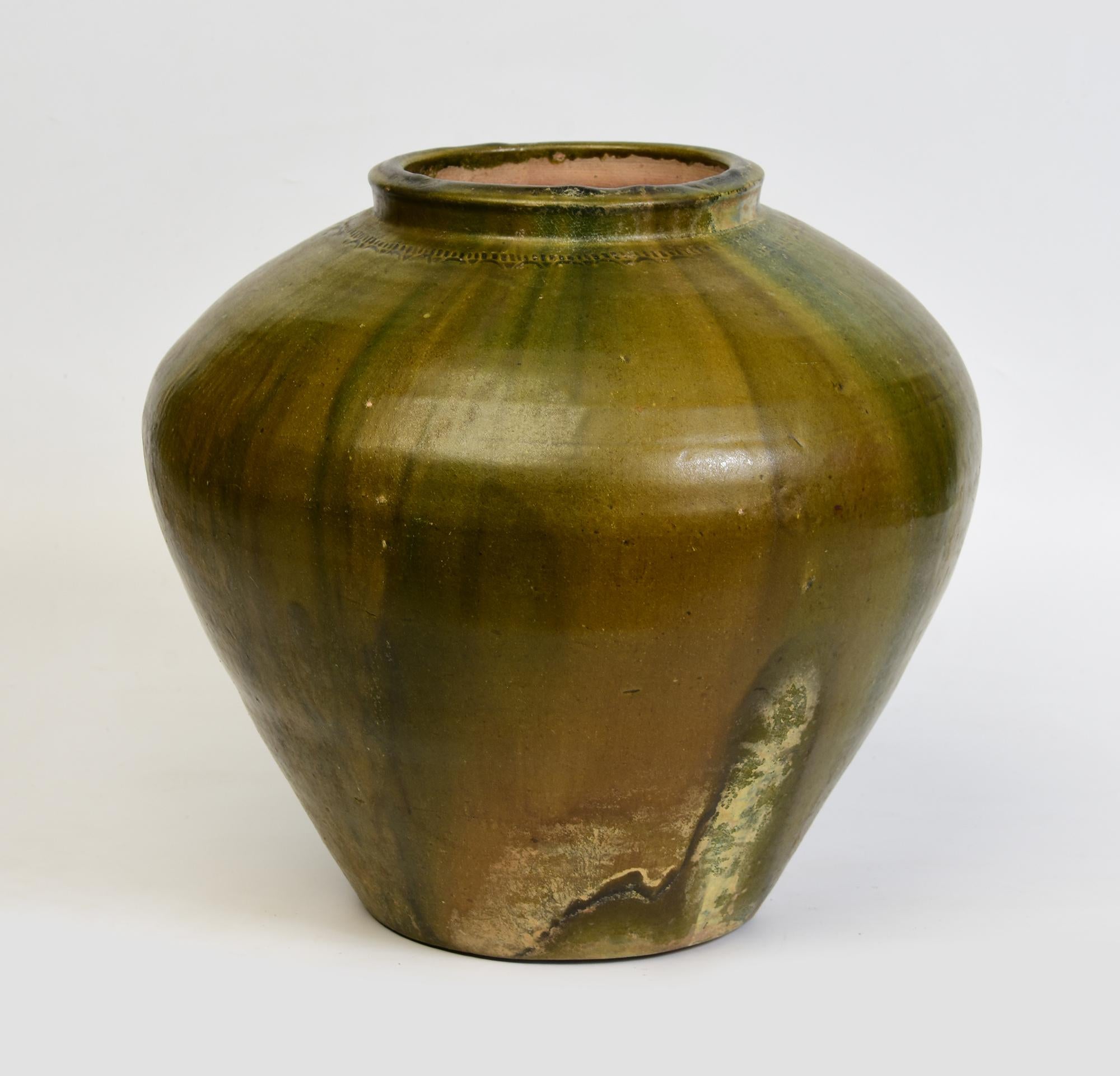 Fino al XVIII secolo Antico vaso di ceramica cinese smaltato di verde della dinastia Han in vendita