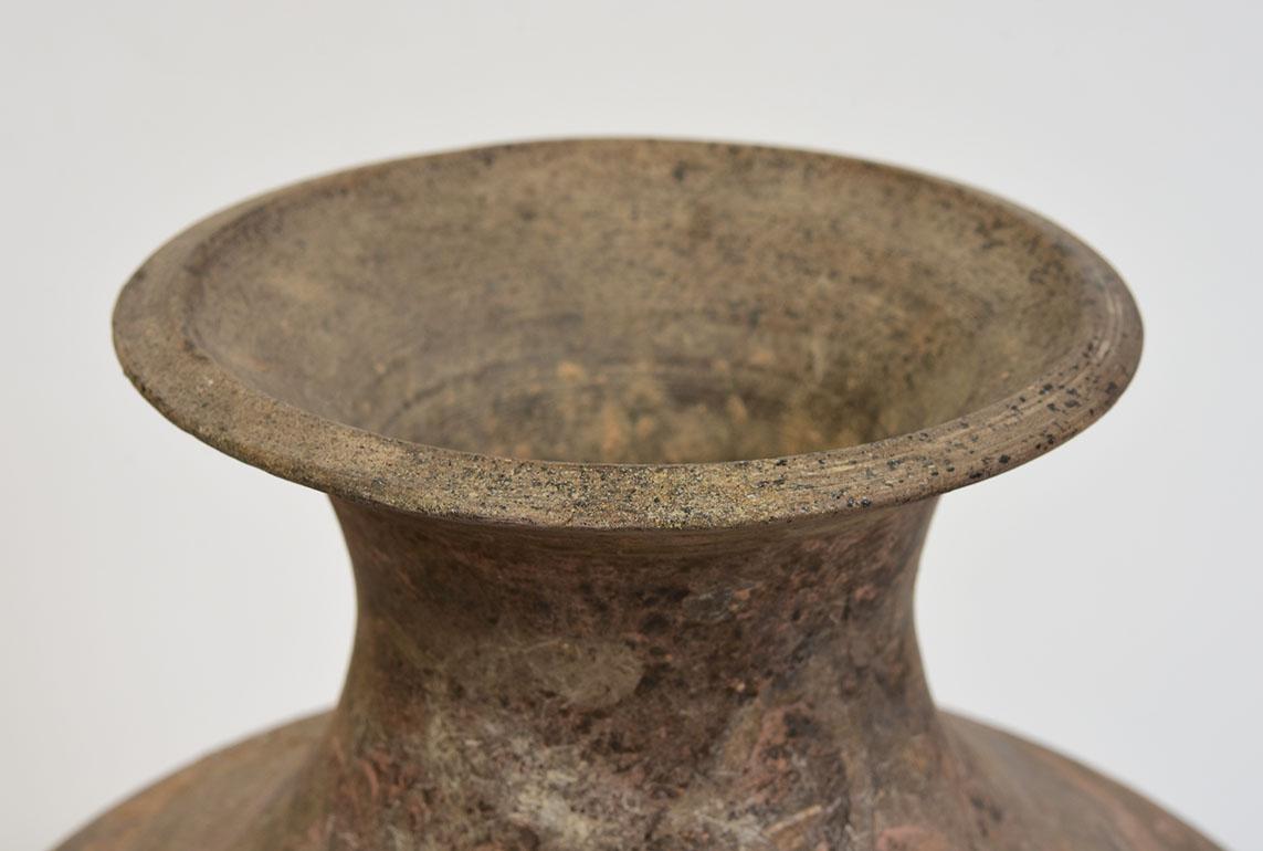 Jarre ancienne en poterie chinoise peinte.

AGE : Chine, dynastie Han, 206 C.I.C. - A.D.220
Taille : Hauteur 28.3 C.M. / Largeur 25.5 C.M.
Condit : L'état général de l'ancienne sépulture est bien préservé avec un peu de terre adhérente (quelques