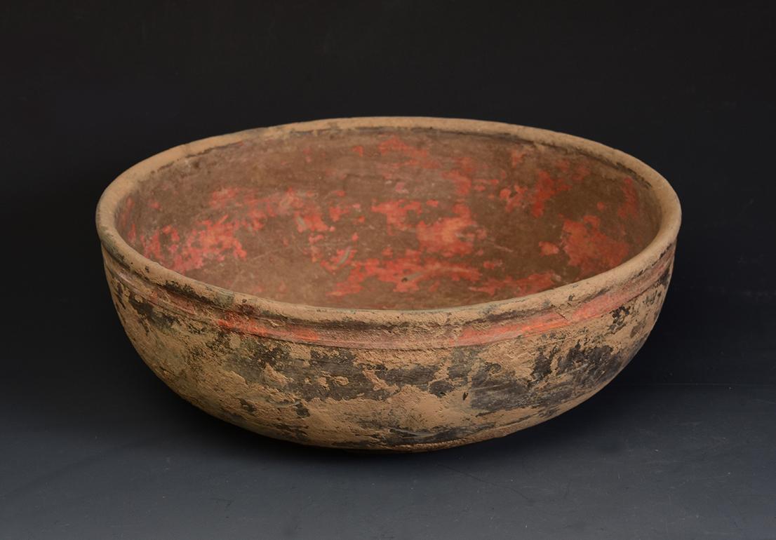 Chinese pottery bowl.

Age: Chinese, Han Dynasty, B.C. 206 - A.D. 220
Size: Diameter 20.1 C.M. / Thickness 7.2 C.M.
Condition: Well-preserved old burial condition overall with some amount of soil adhering (some abrasions and wearings on the