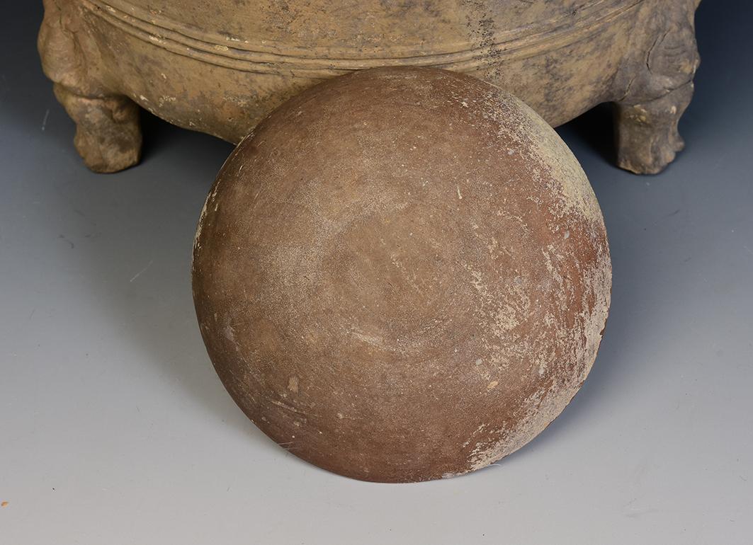 Han Dynasty, Antique Chinese Pottery Granary Jar with Lid In Good Condition In Sampantawong, TH