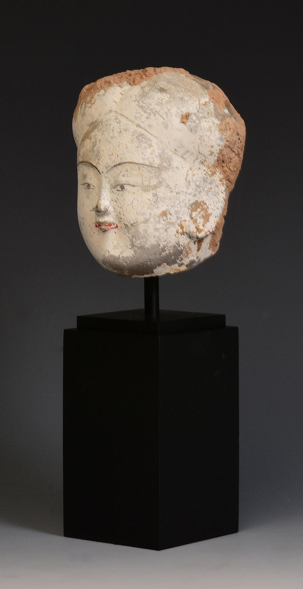 Han Dynasty, Antique Chinese Pottery Head of Court Lady with Stand In Good Condition For Sale In Sampantawong, TH