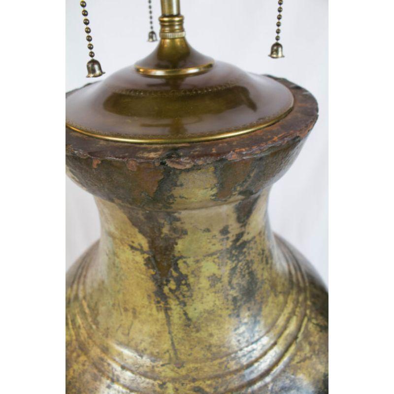 Lampe ancienne chinoise en poterie hu vessel avec un magnifique glaçage vert irisé et cendre de bois. Ce type de poterie était couramment utilisé pour le stockage du vin et pour les enterrements.  Cette pièce a été transformée en lampe au début du