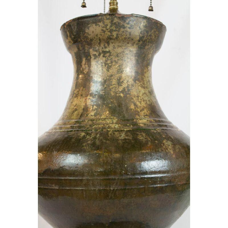 Poteries Lampe de bureau en forme de jarre en frêne émaillé de la dynastie Han en vente