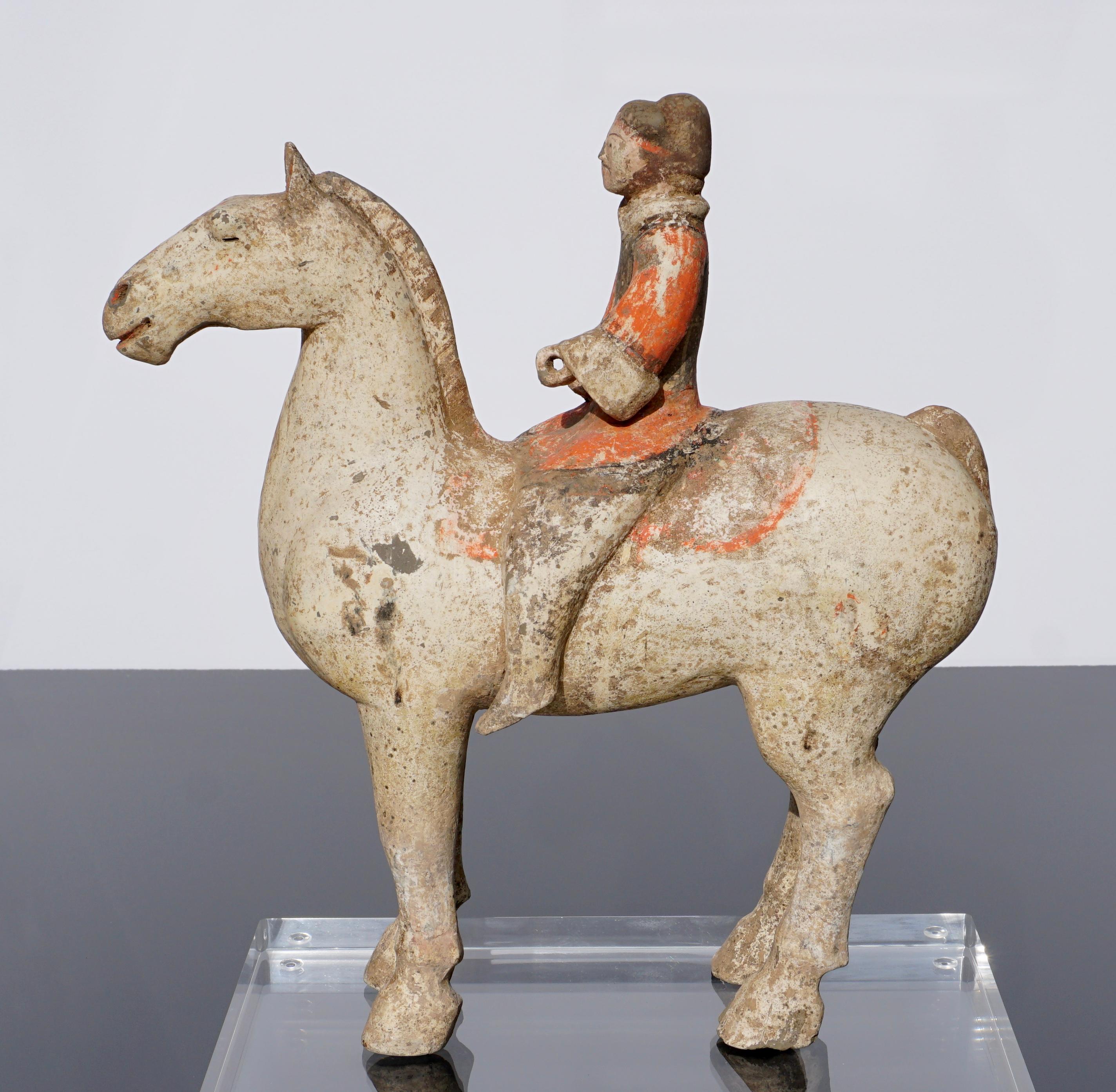 Cheval et cavalier en terre cuite polychrome attribués à la dynastie Han. Le guerrier est habillé en orange et noir sur un cheval blanc. Pas de test TL mais garantie authentique de la dynastie Han::

Mesures : Hauteur 11::5 pouces (29 cm)
Largeur 11
