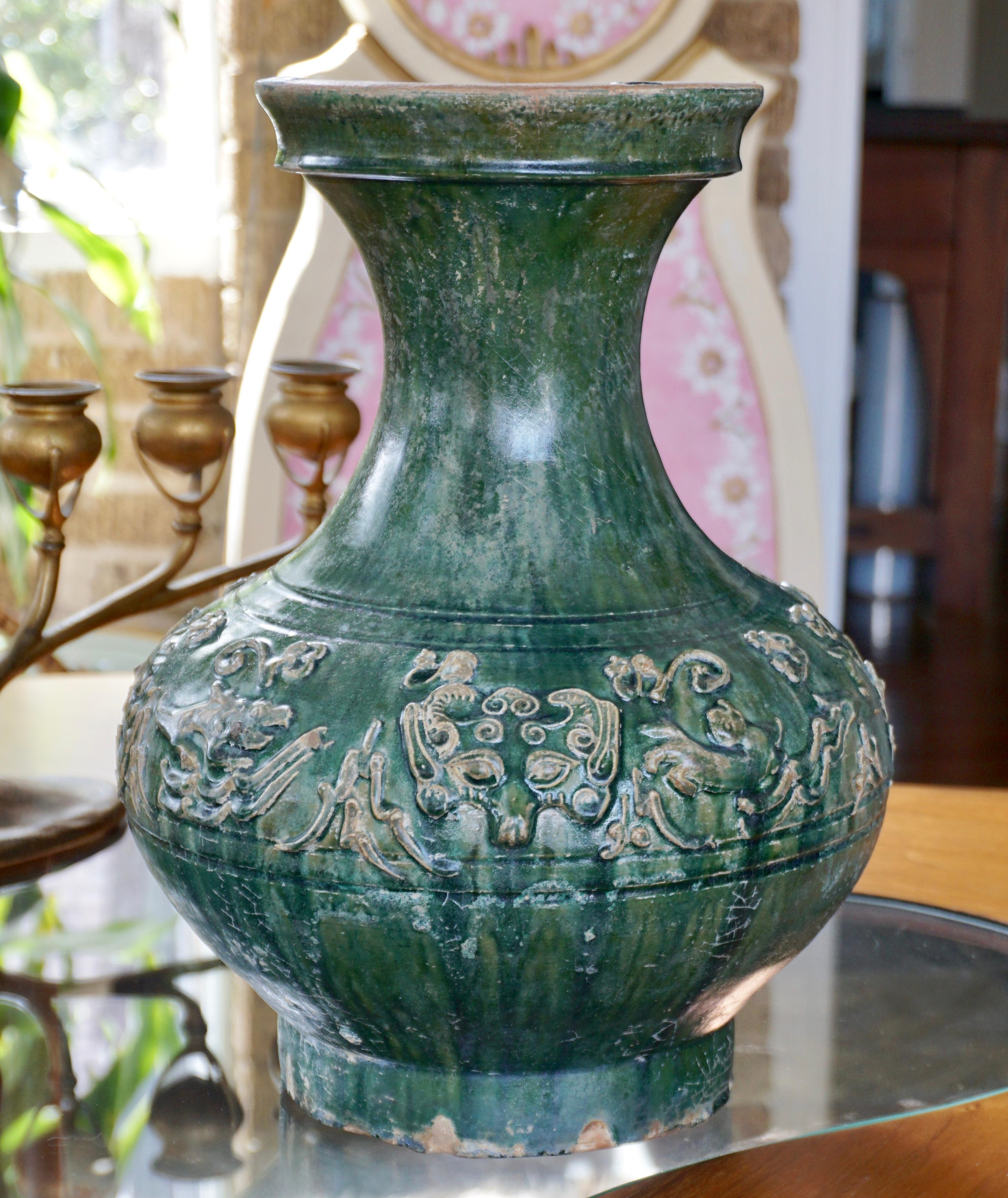 Grand vase hu décoratif en poterie chinoise à glaçure verte.

La dynastie Han (206 av. J.-C. - 220 apr. J.-C.). 

Le corps globulaire comprimé est entouré de huit bêtes mystiques : singes, lapins, cerfs, lions, chiens et chats. Les bêtes sont