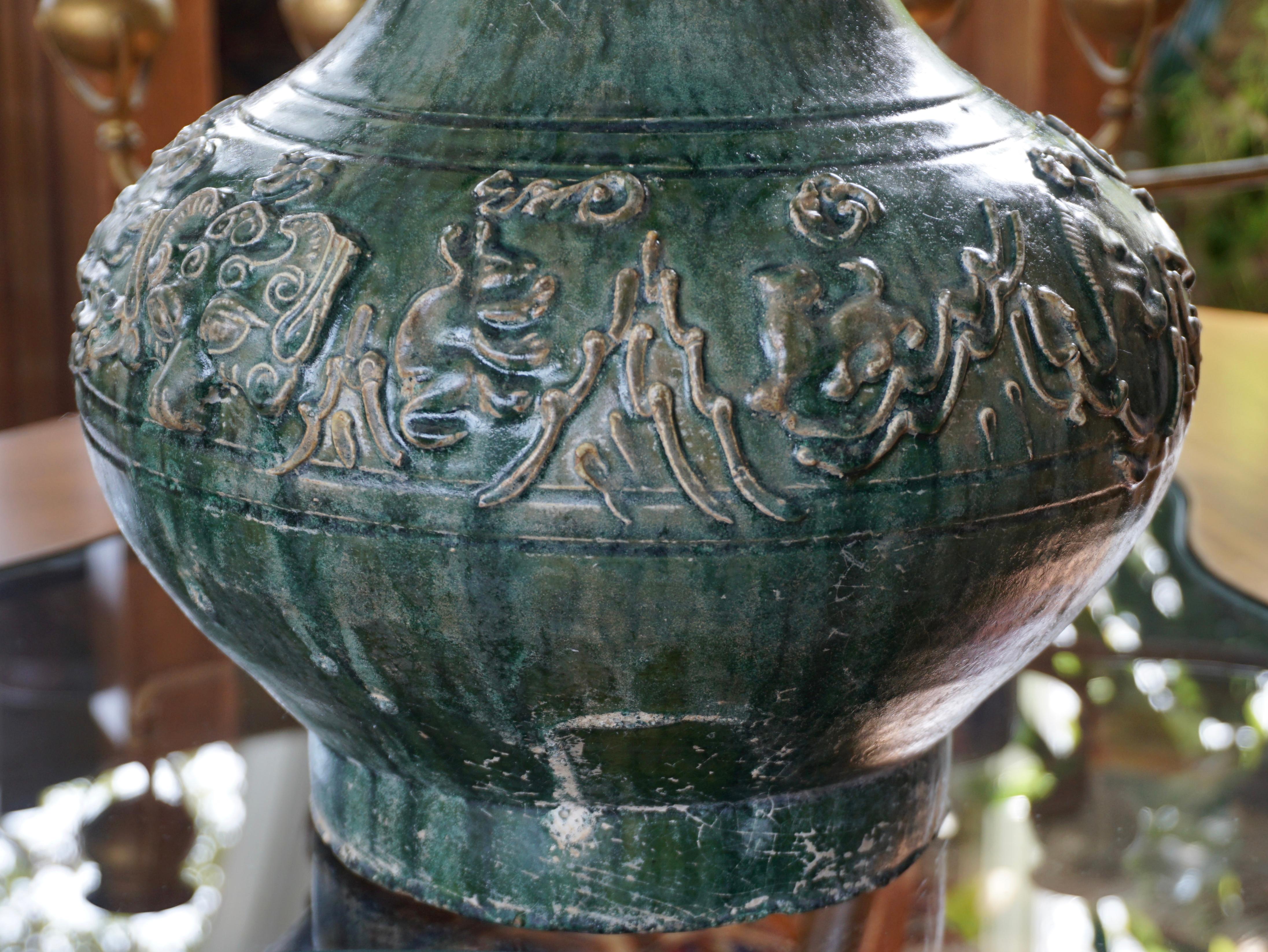 Chinois Grand récipient en forme de bêtes mythiques émaillée vert Hu de la dynastie Han en vente