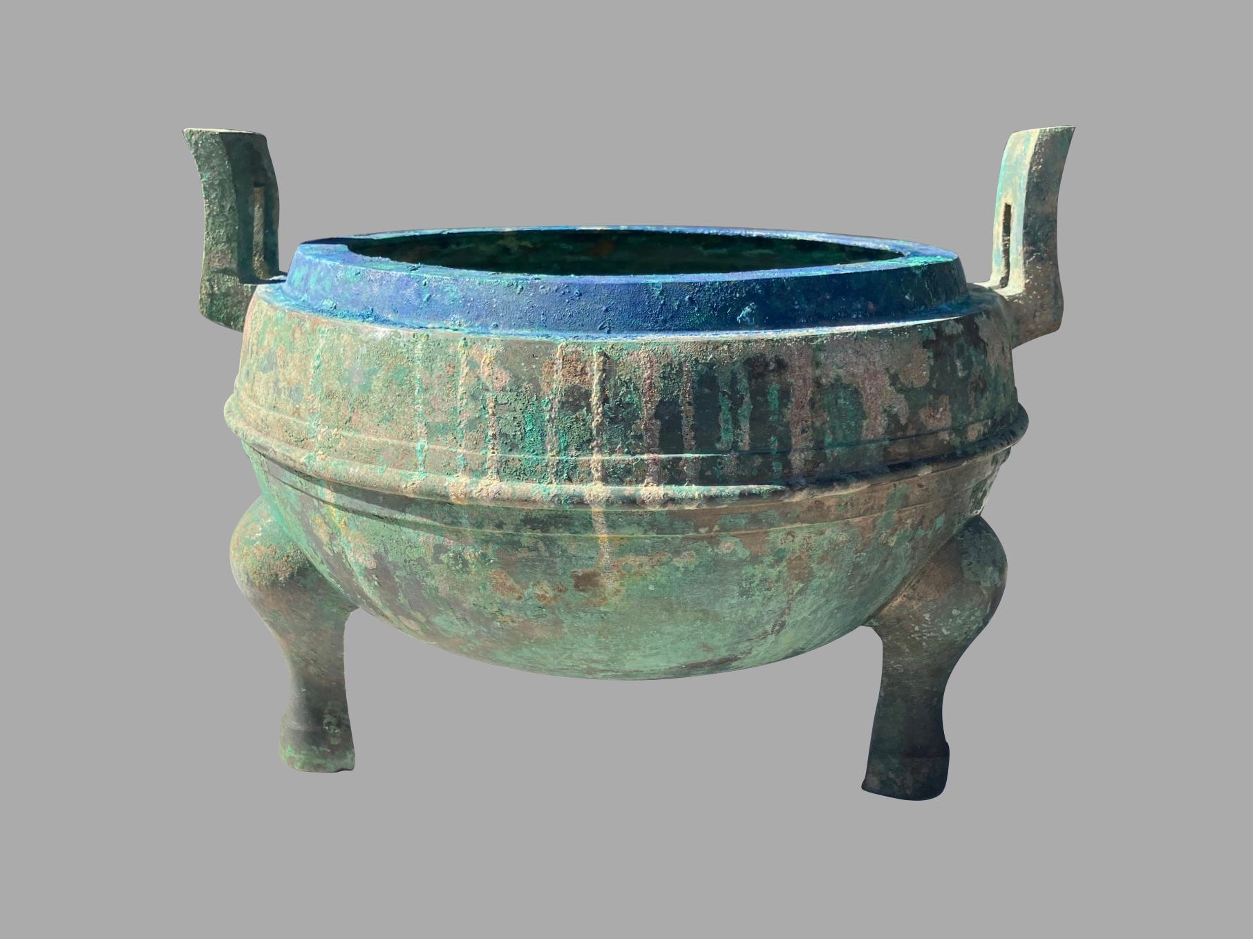 Chinese Han Dynasty Patinated  Bronze Covered Bowl Provenance: Axel Vervoordt In Good Condition In San Francisco, CA