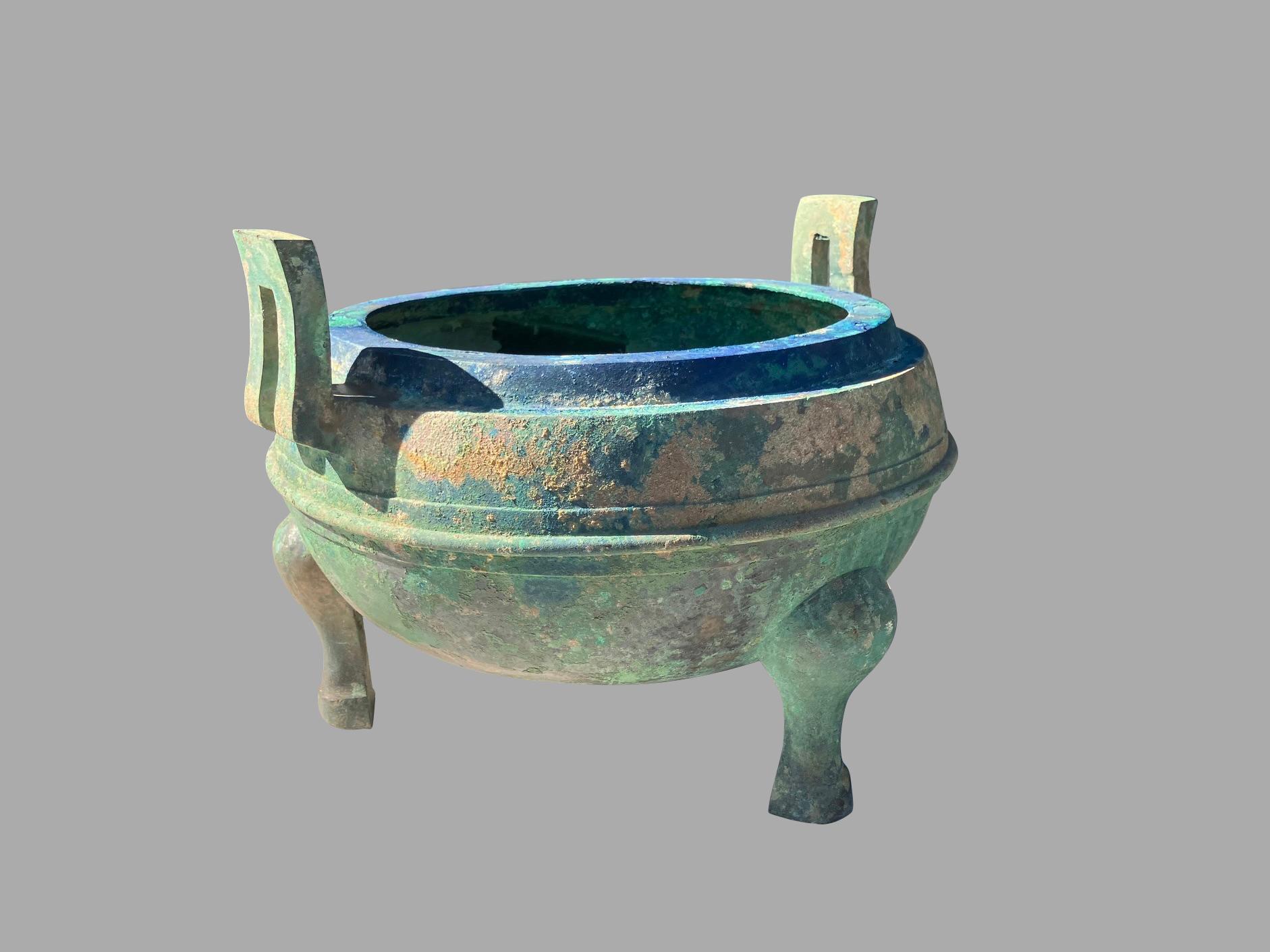 Chinese Han Dynasty Patinated  Bronze Covered Bowl Provenance: Axel Vervoordt 4