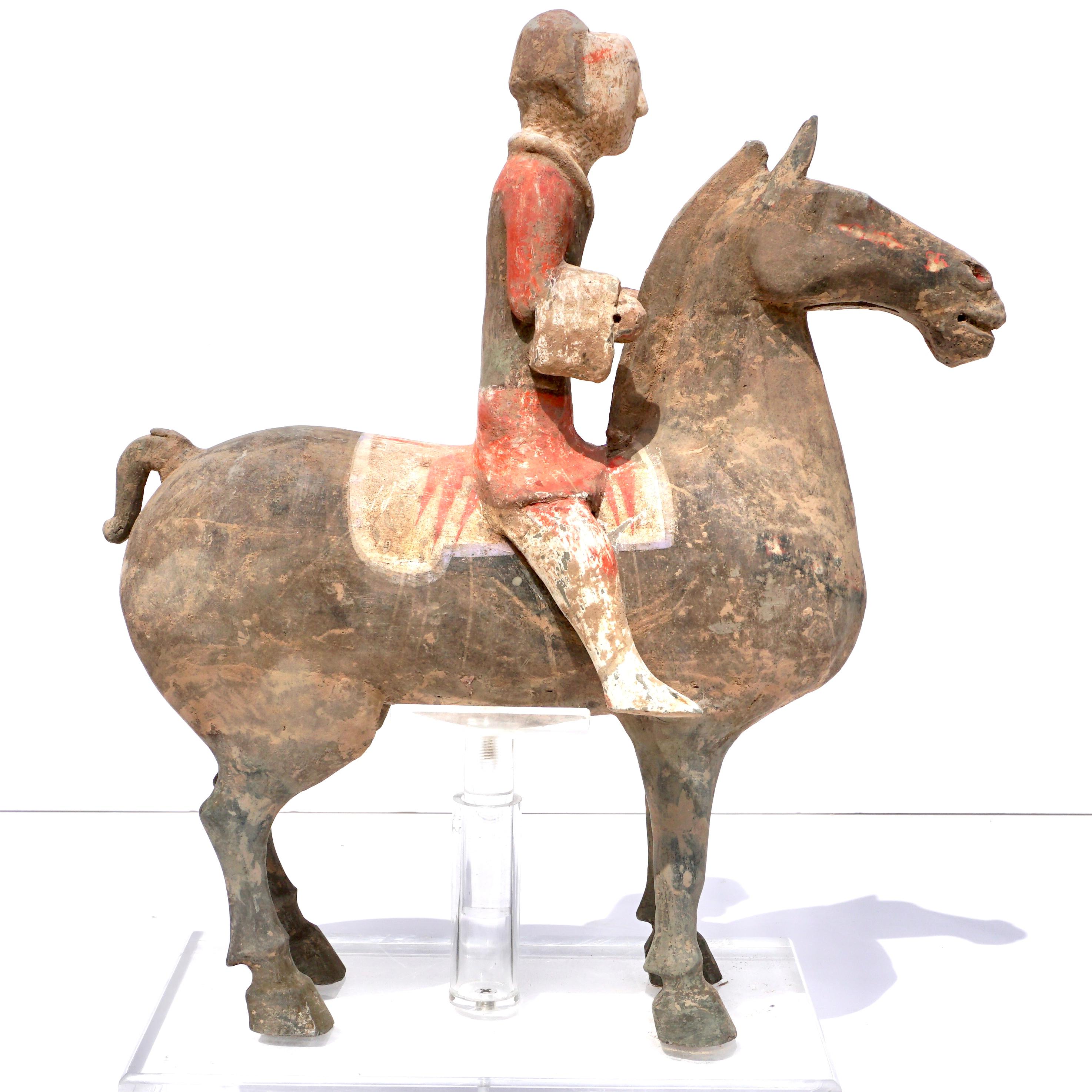 Chinois Cheval et cavalier polychromés de la Dynasty Han en vente