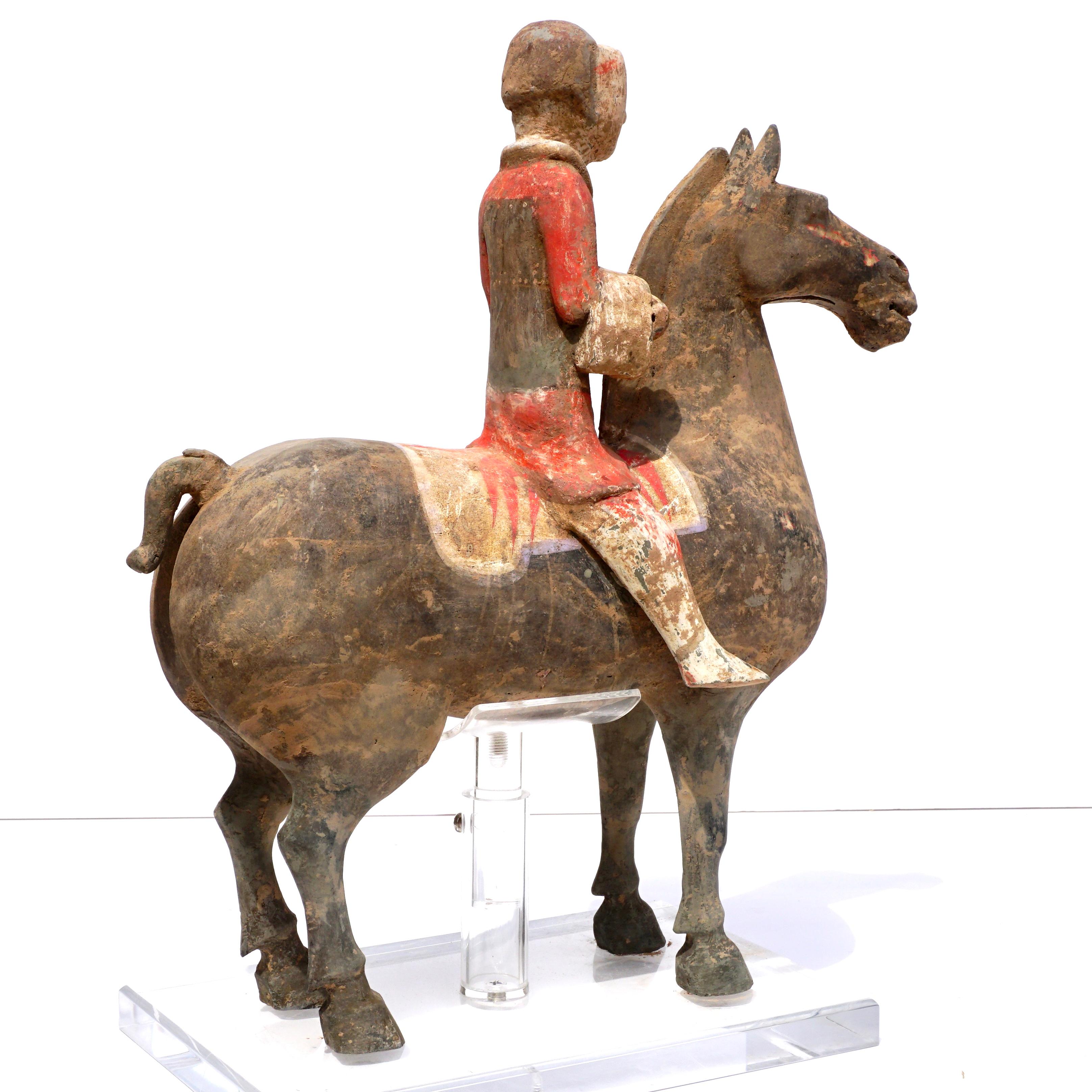 XVIIIe siècle et antérieur Cheval et cavalier polychromés de la Dynasty Han en vente