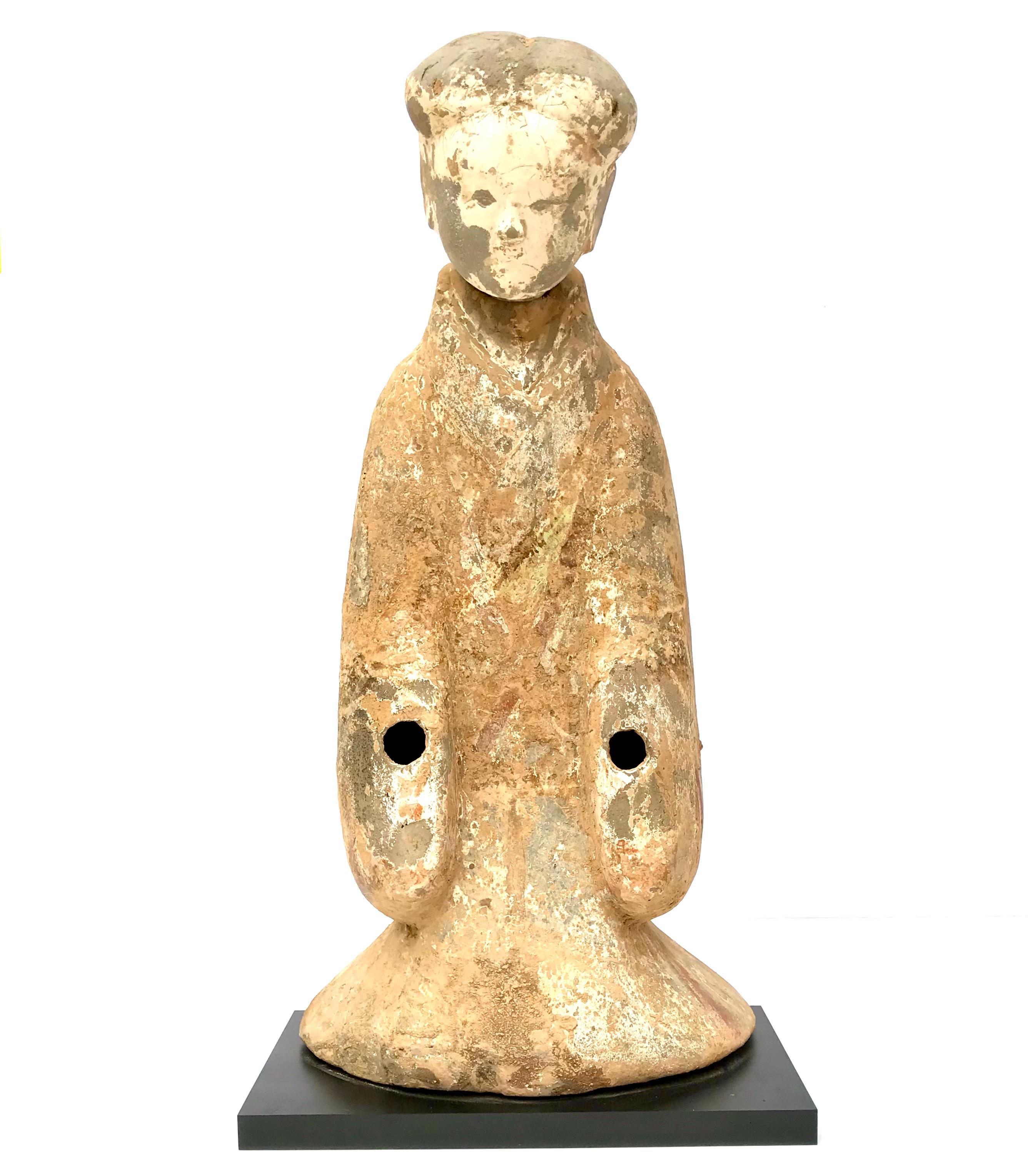 Ceramica dipinta cinese inginocchiata di corte. Un solenne guardiano di tomba minqui dipinto a freddo e inginocchiato su un supporto di legno. Le mani erano originariamente in legno e non sono mai durate a causa dei 2000 anni o del deterioramento.