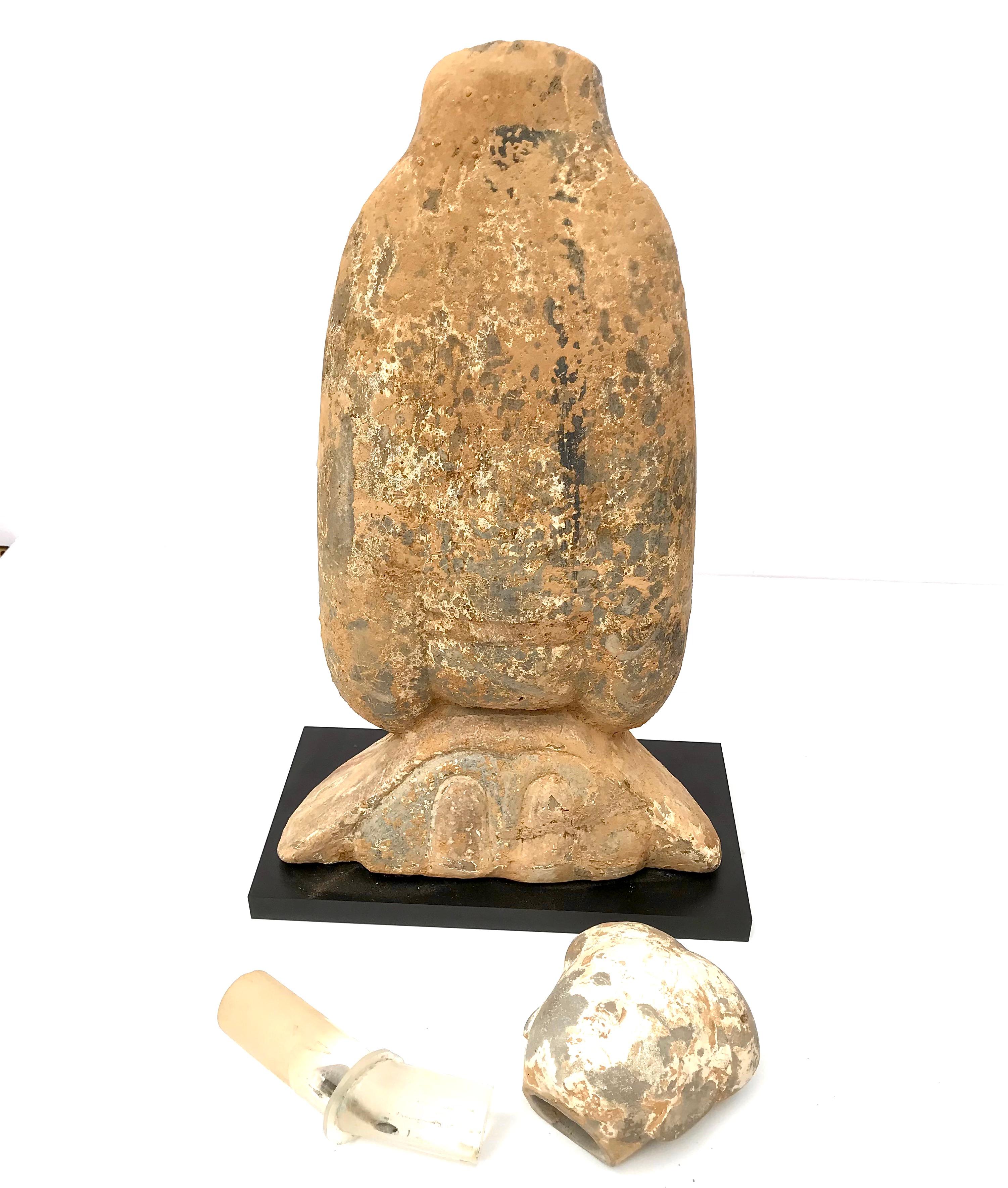 Fino al XVIII secolo Figura di un assistente di corte inginocchiato della dinastia Han in vendita
