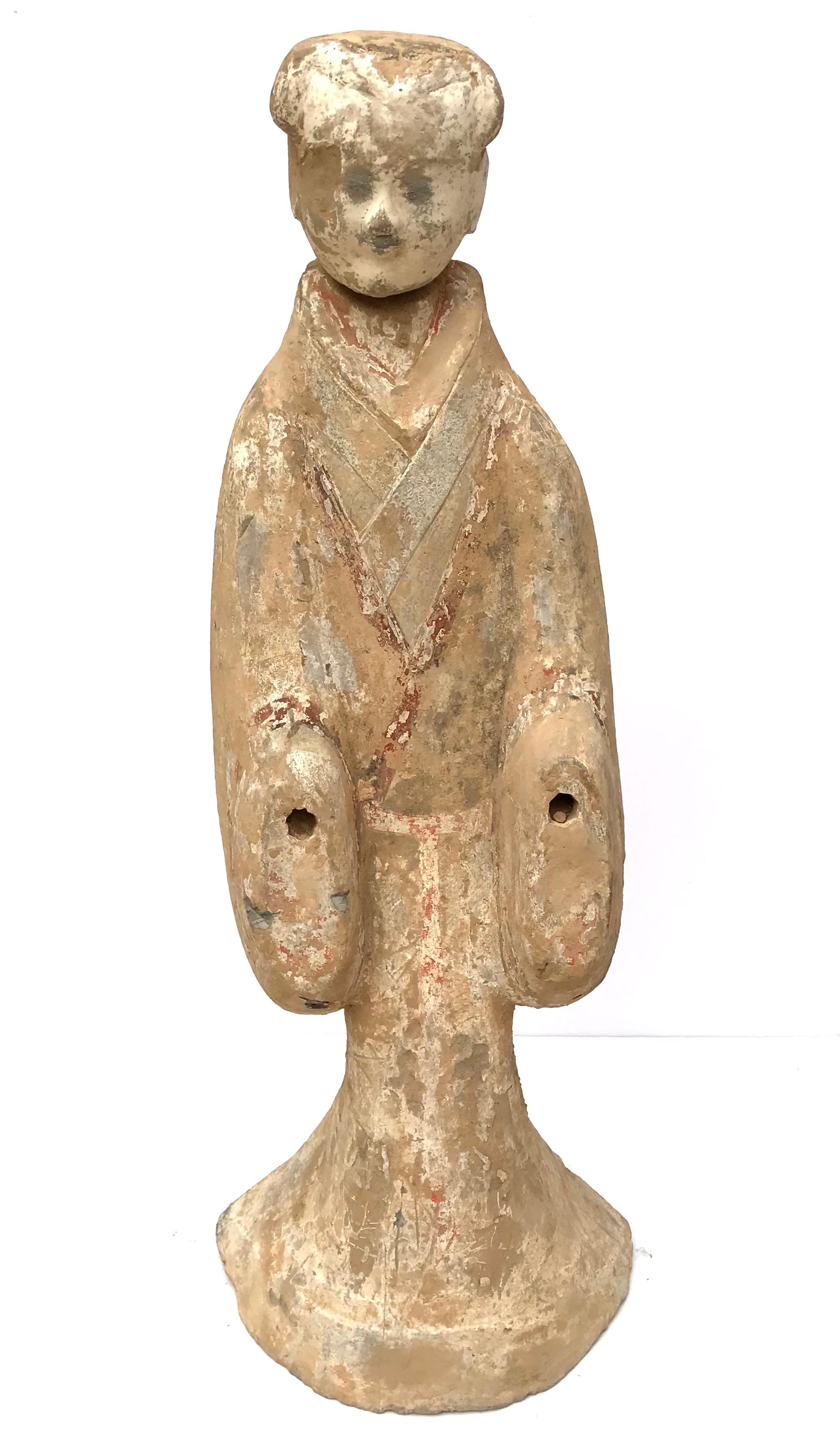 UNA FIGURA IN PIEDI IN CERAMICA GRIGIA DIPINTA. Dinastia Han

La figura attenuata sta in piedi con il corpo leggermente inclinato in avanti e indossa una lunga veste a strati con orlo svasato e bordi rossi. Le maniche piene sono dotate di prese per