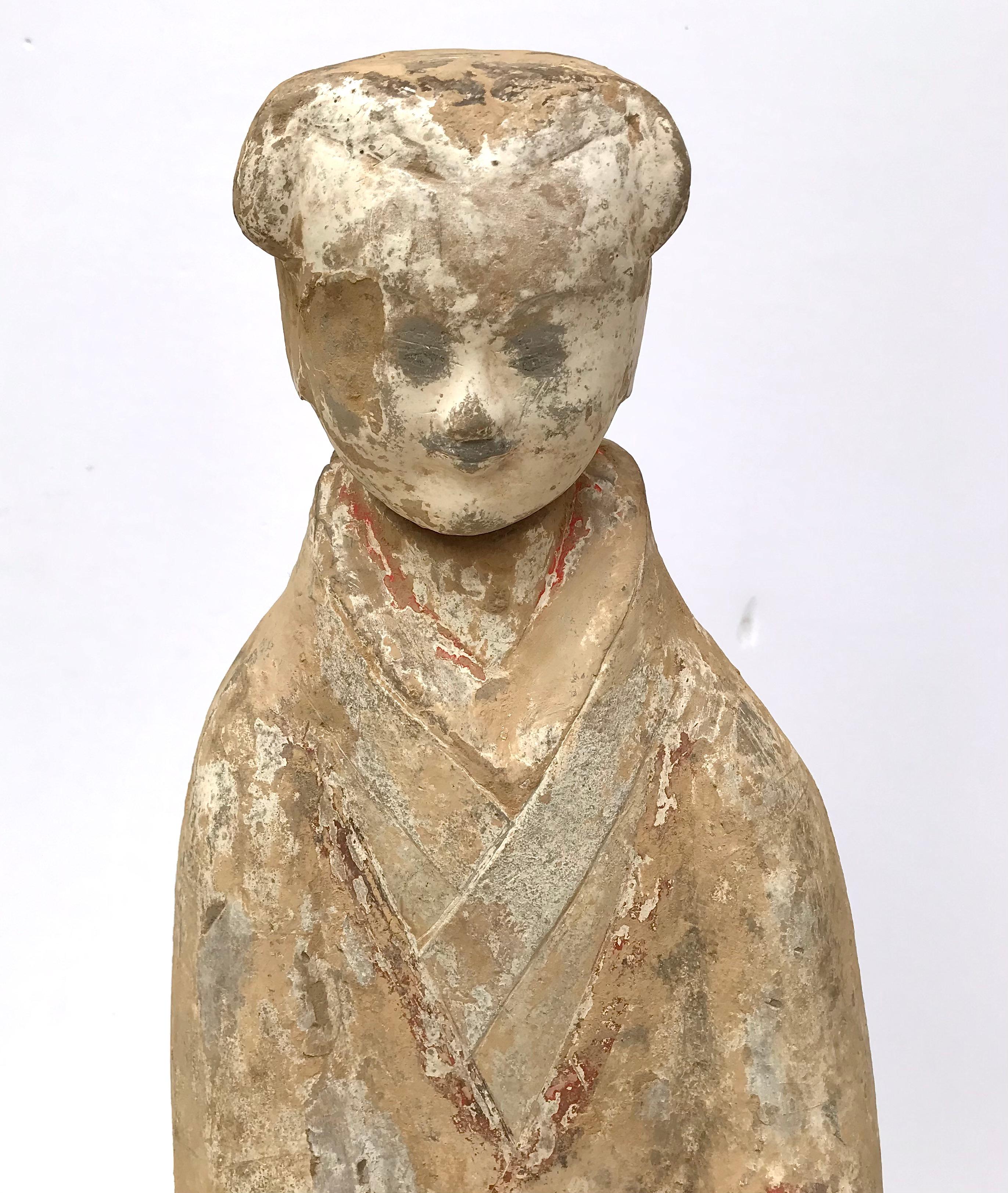 Cinese Ceramica della dinastia Han Grande figura di addetto alla tomba in piedi in vendita