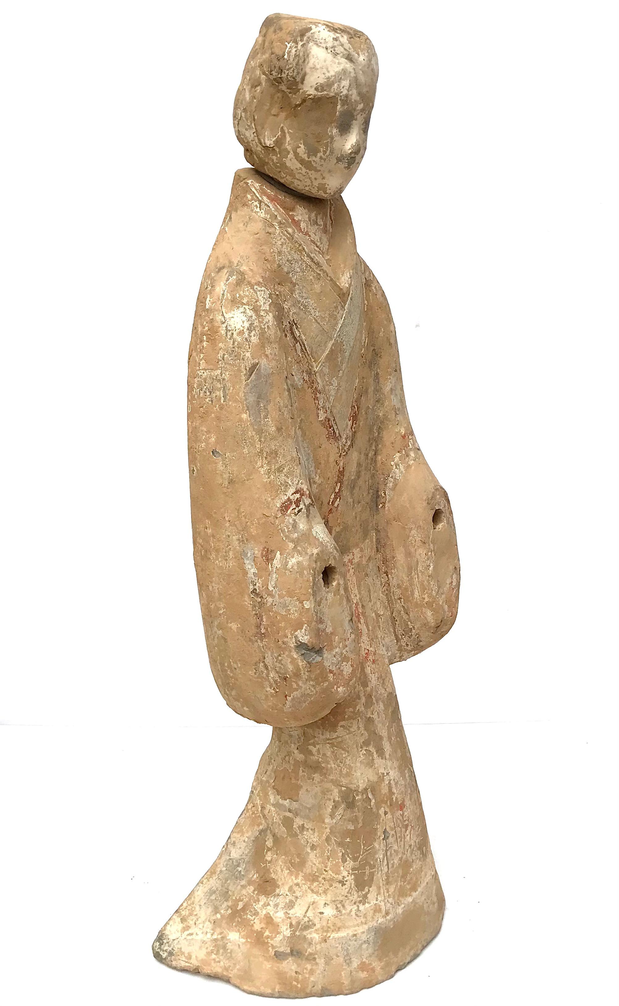 Ceramica della dinastia Han Grande figura di addetto alla tomba in piedi In condizioni buone in vendita a Dallas, TX