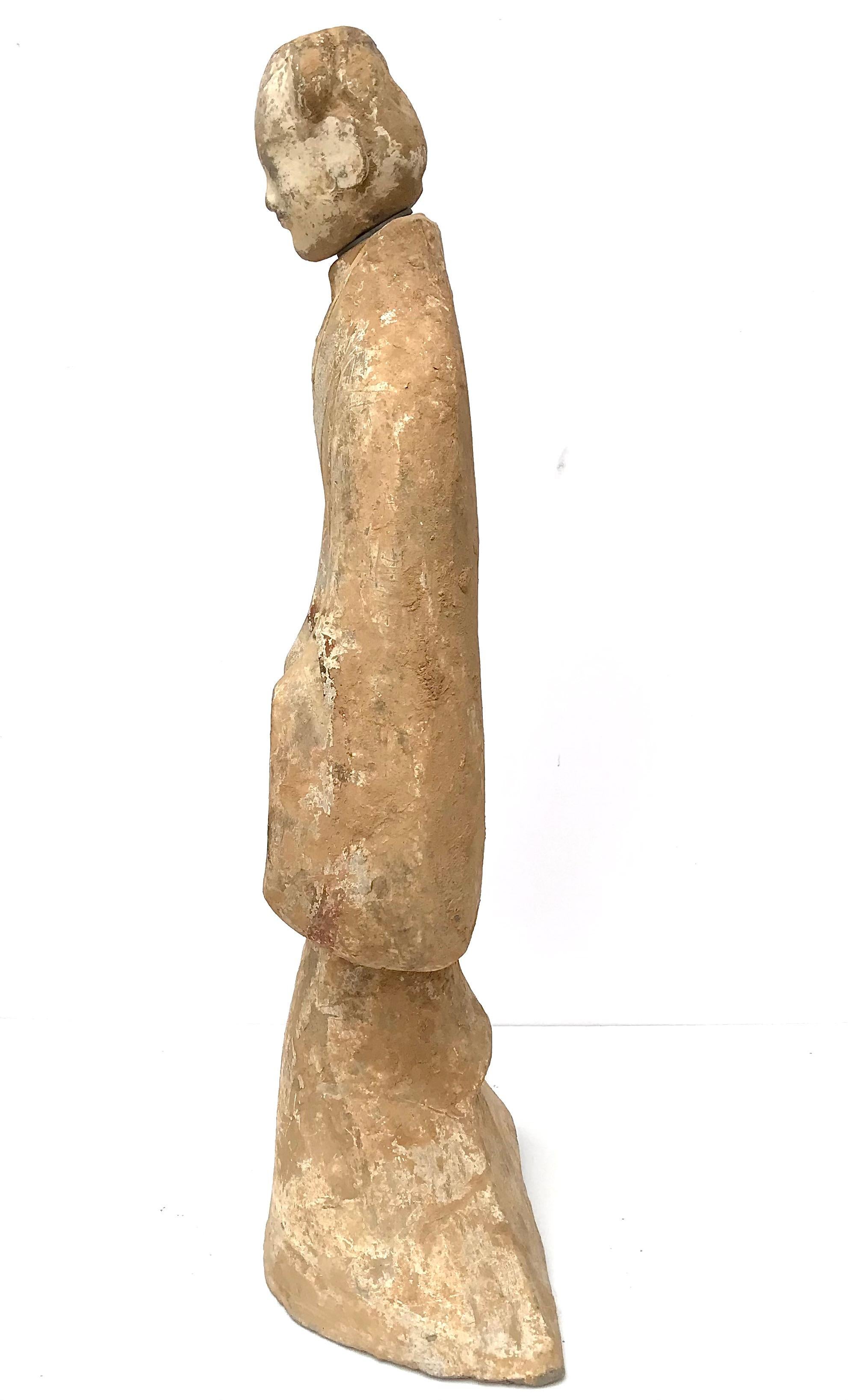 Terracotta Ceramica della dinastia Han Grande figura di addetto alla tomba in piedi in vendita
