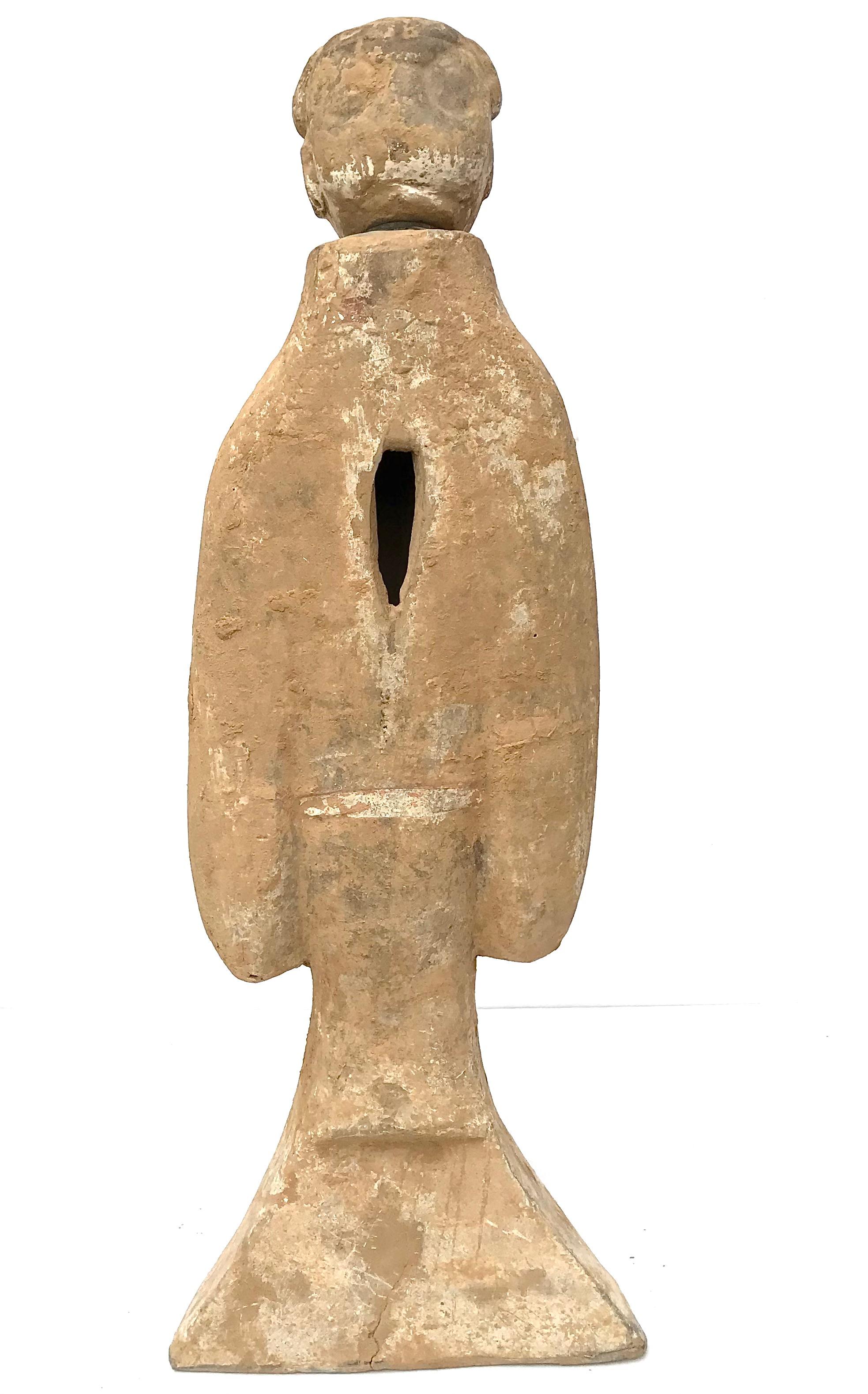 Ceramica della dinastia Han Grande figura di addetto alla tomba in piedi in vendita 1