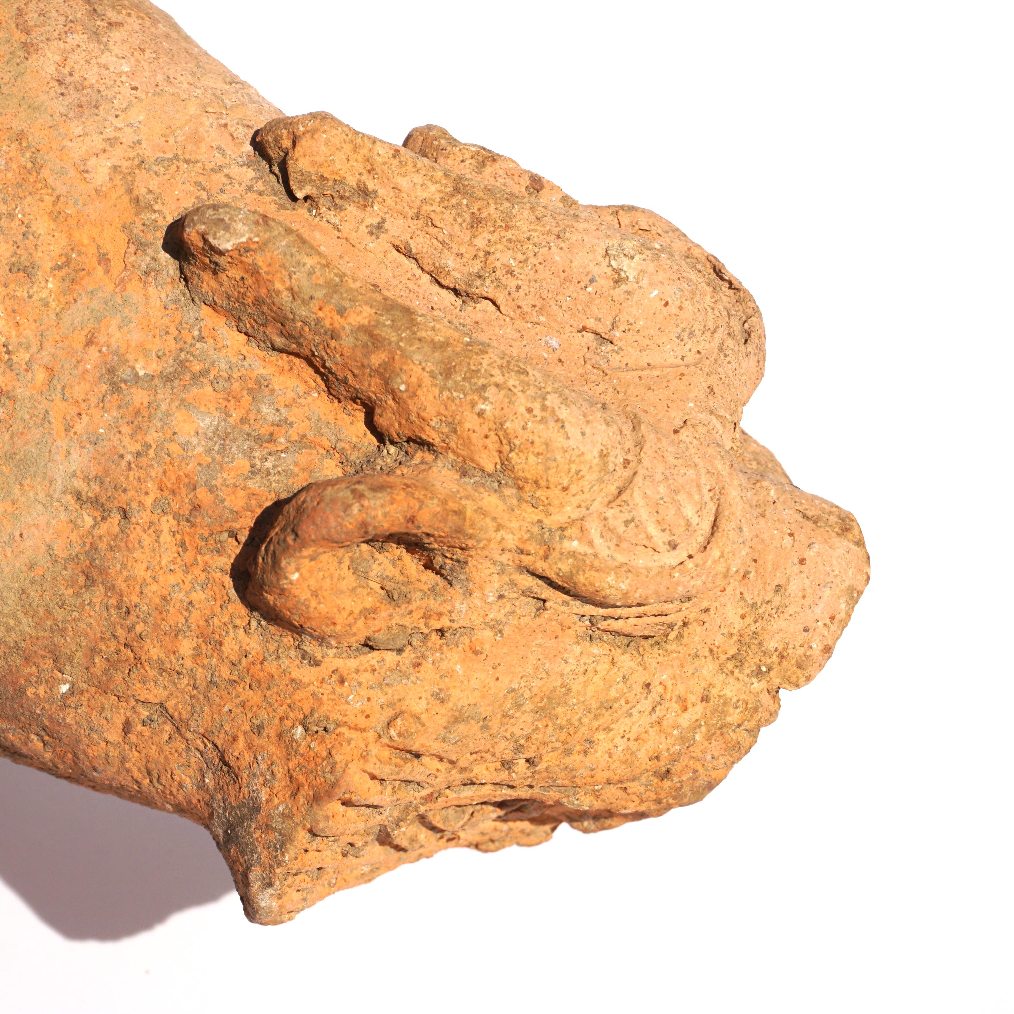 Han Dynasty Keramik-Skulptur eines geflügelten Löwen Mythische Bestie im Zustand „Gut“ im Angebot in Dallas, TX