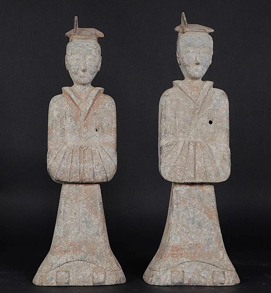 Dinastia Han Rari e Grandi Partecipanti Di Corte Testati
Una rara e bellissima coppia di assistenti di corte in ceramica dipinta. I fori sotto le braccia contenevano lance di legno ormai deteriorate da tempo. Manufatti di qualità museale.

Dinastia