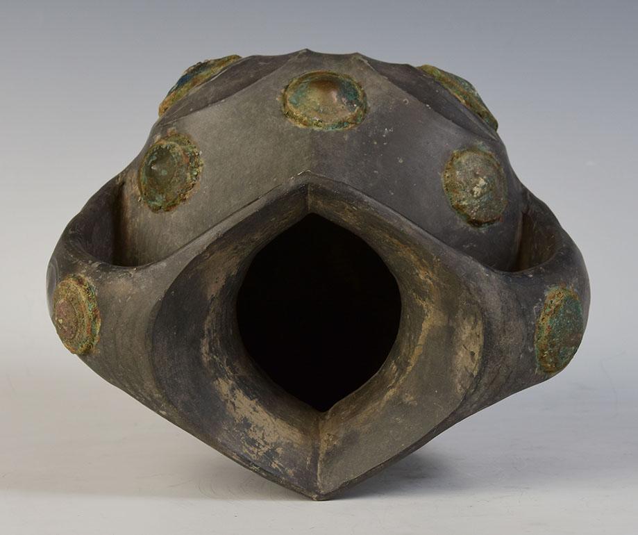 Dynasty Han, Rare Antiquité Amphore en poterie chinoise décorée d'un ornement en bronze en vente 3