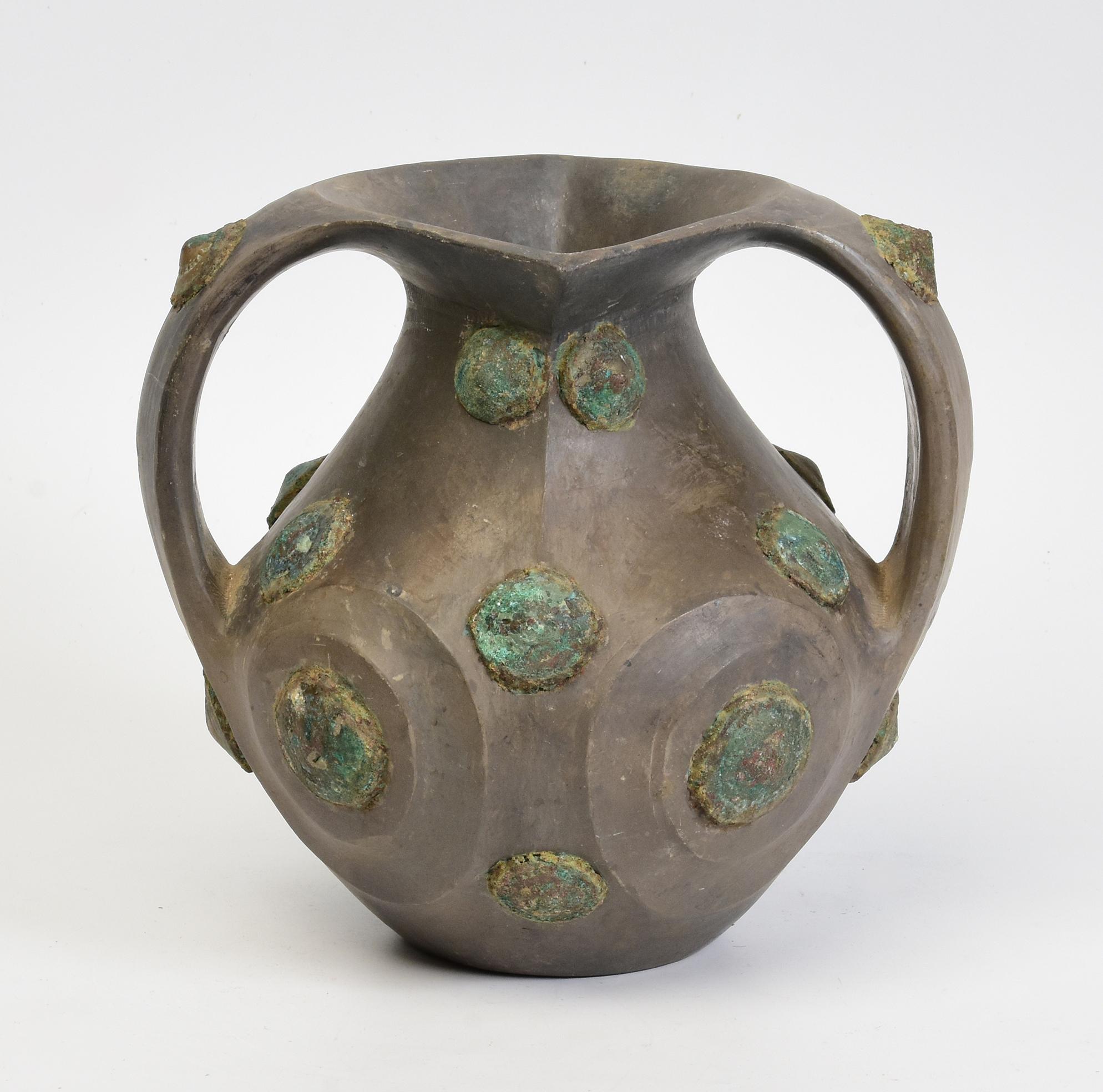 Seltene antike chinesische Amphora aus Keramik, verziert mit Bronze-Ornamenten.
In der Vergangenheit wurde diese Art von Gefäß als Weinbehälter verwendet. 

Alter: China, Han-Dynastie, 206 v. Chr. - 220 n. Chr.
Größe: Höhe 19,5 C.M. / Breite 21