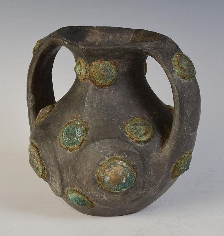 Chinois Dynasty Han, Rare Antiquité Amphore en poterie chinoise décorée d'un ornement en bronze en vente