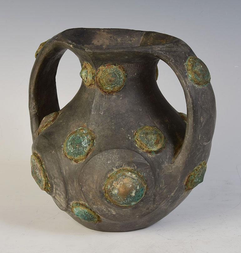 Dinastía Han, rara ánfora antigua de cerámica china decorada con ornamento de bronce en Bueno estado para la venta en Sampantawong, TH