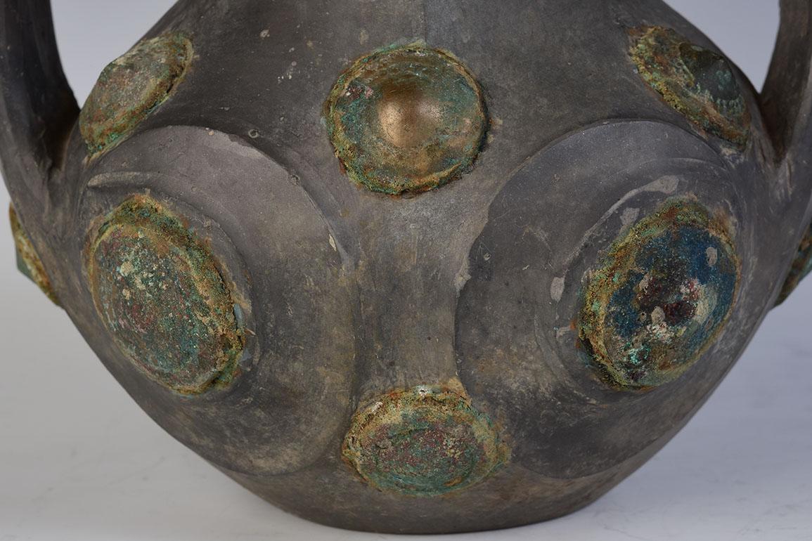 Poteries Dynasty Han, Rare Antiquité Amphore en poterie chinoise décorée d'un ornement en bronze en vente