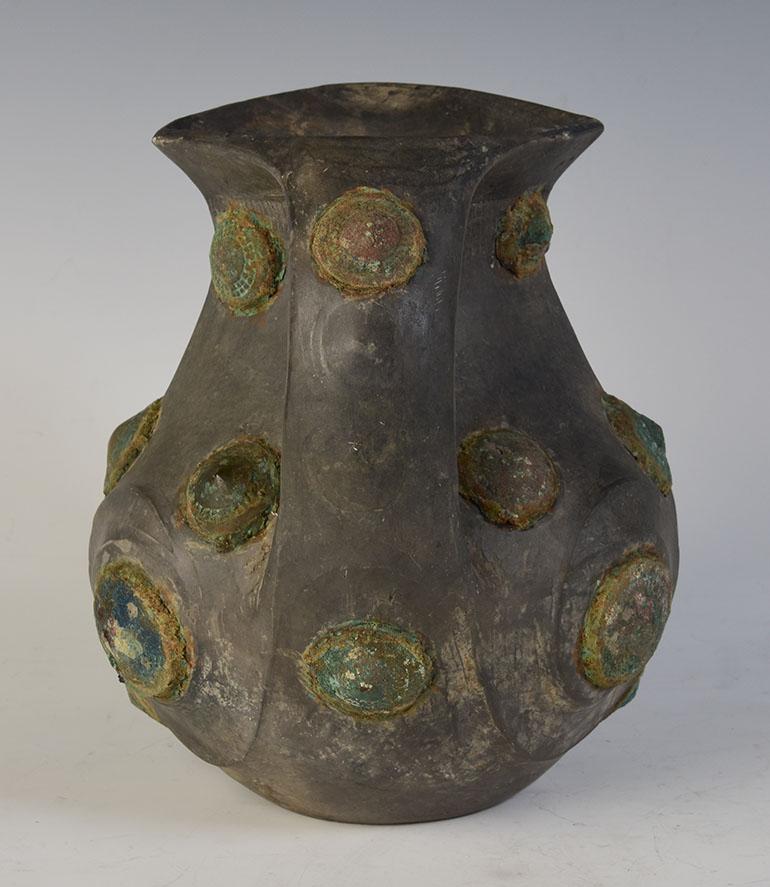 Dynasty Han, Rare Antiquité Amphore en poterie chinoise décorée d'un ornement en bronze en vente 1