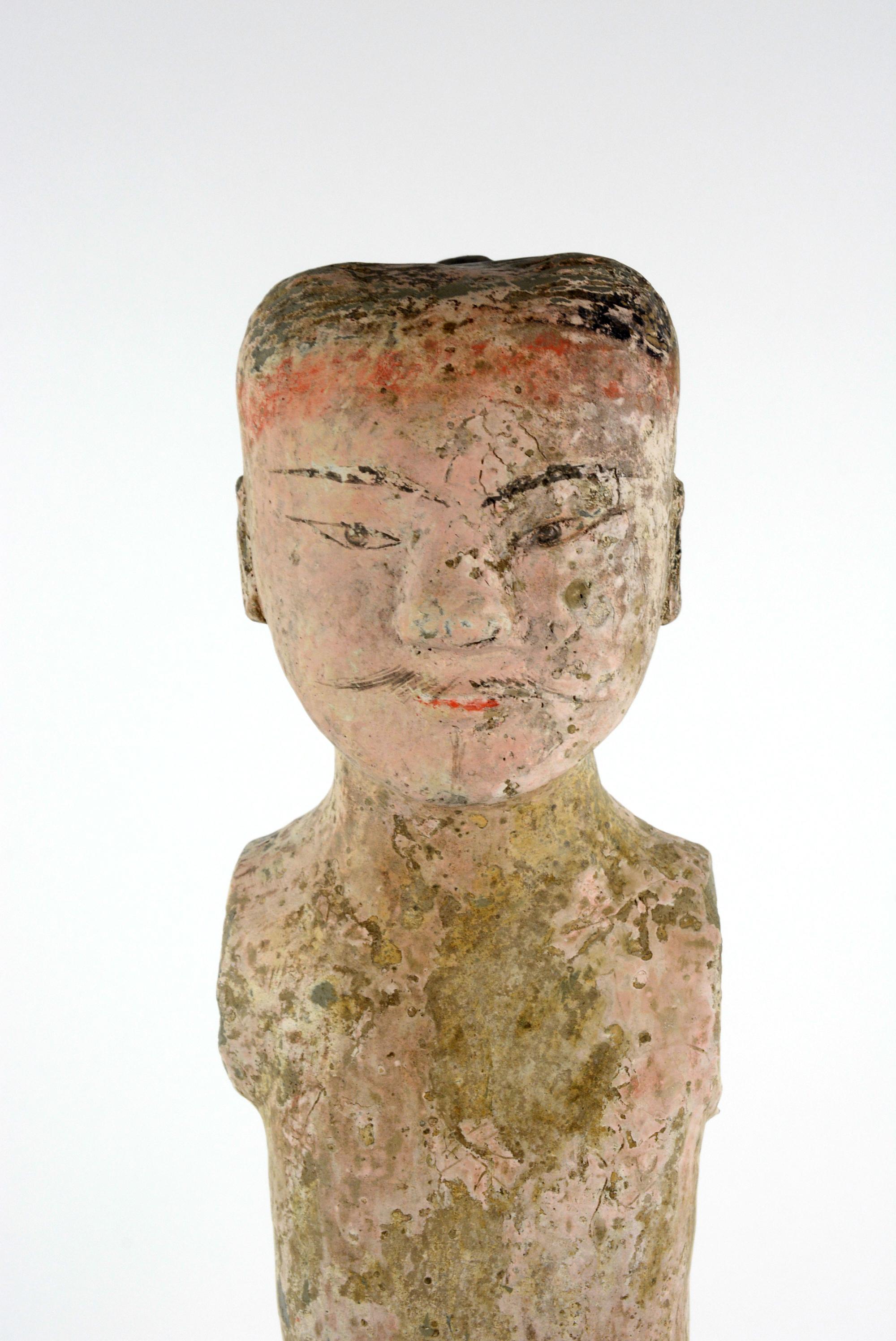 Diese Han-Keramikfigur eines Fußsoldaten ist geformt und mit Gesichtsdetails graviert. Es wurde bei hohen Temperaturen gebrannt. Die Farbpigmente werden nach dem Abkühlen aufgemalt. Sie ist aus dunkler Keramik und stammt aus Xian.  Es sind sechs